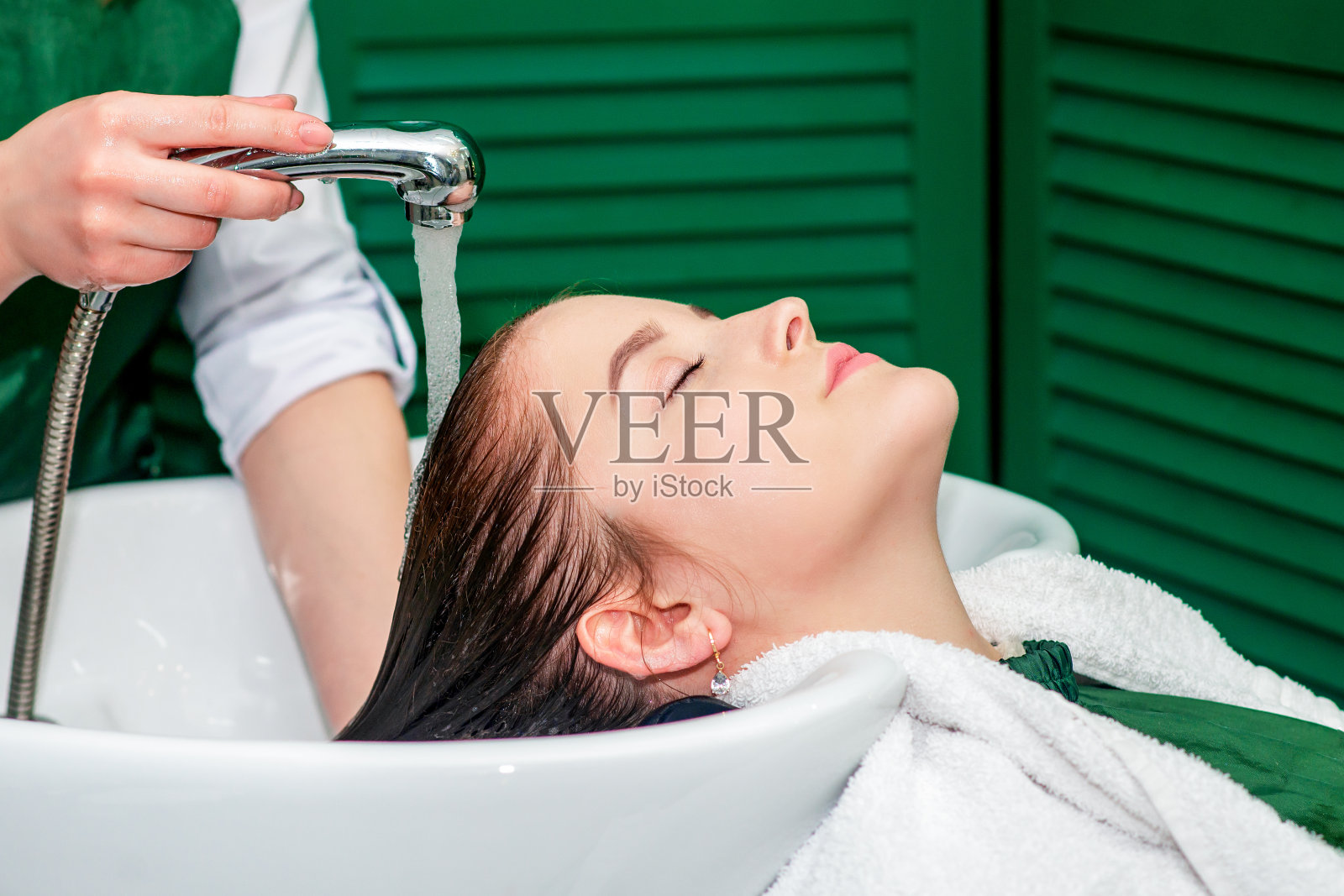 发型师洗头发。照片摄影图片