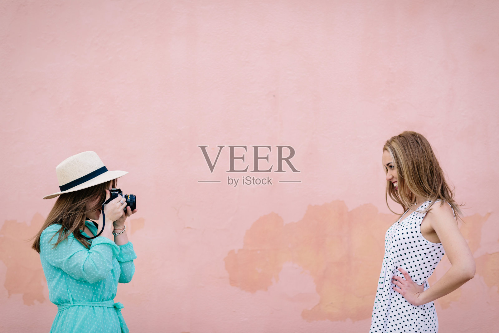 一个女孩在给模特拍照照片摄影图片