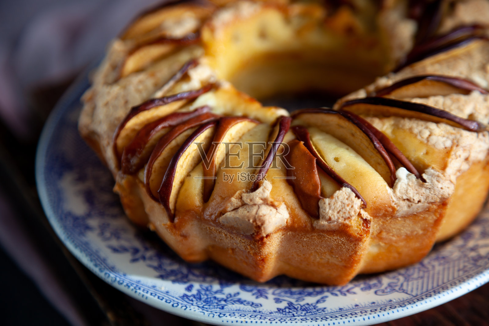 圆的苹果派。自制的糕点。木桌上有苹果纸杯蛋糕。简单的食物照片摄影图片
