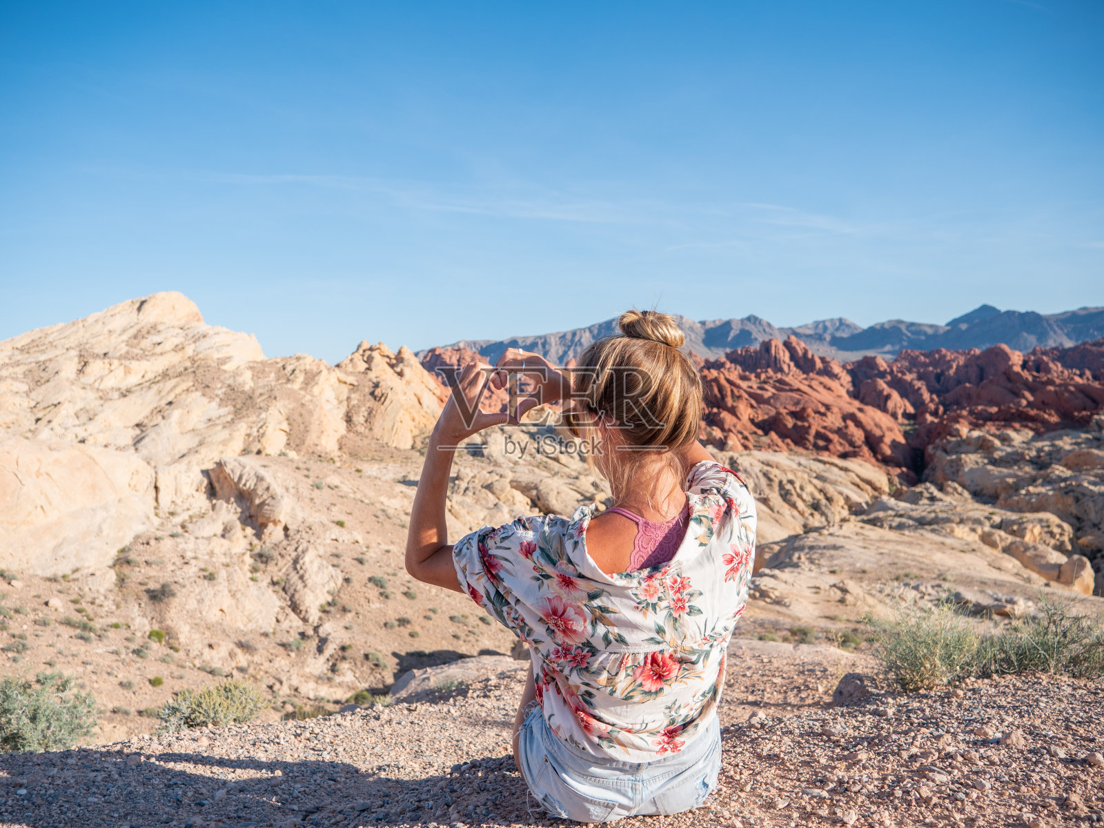 年轻女子热爱内华达沙漠照片摄影图片