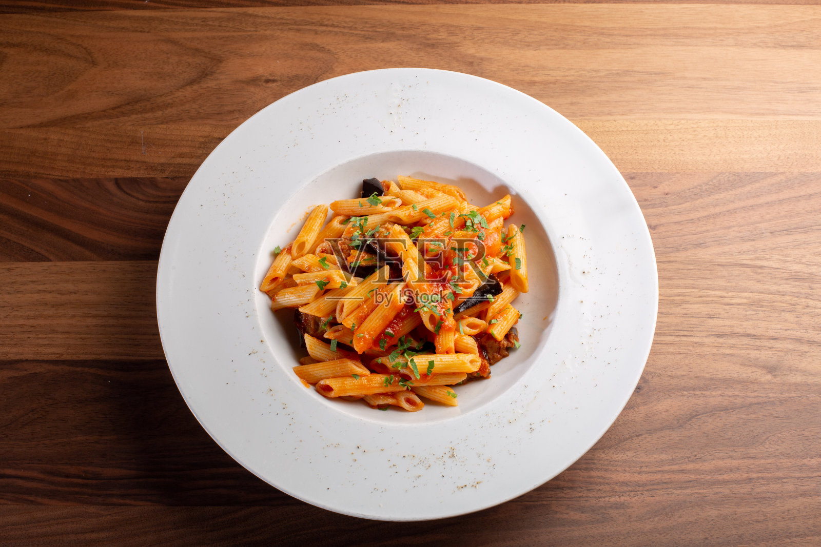 新鲜的意大利面加番茄和蔬菜的细节，意大利风格照片摄影图片