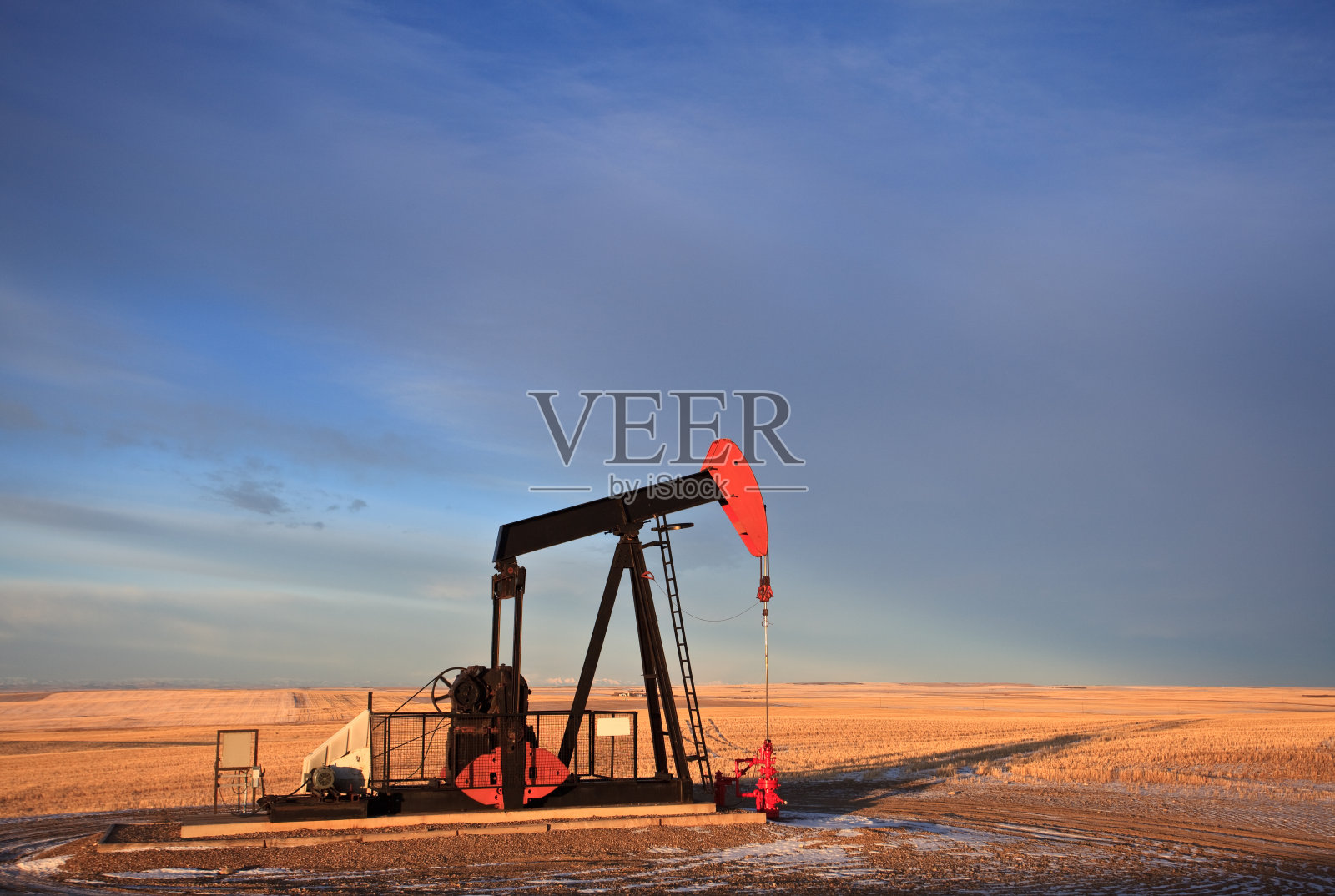 阿尔伯塔省的抽油机照片摄影图片