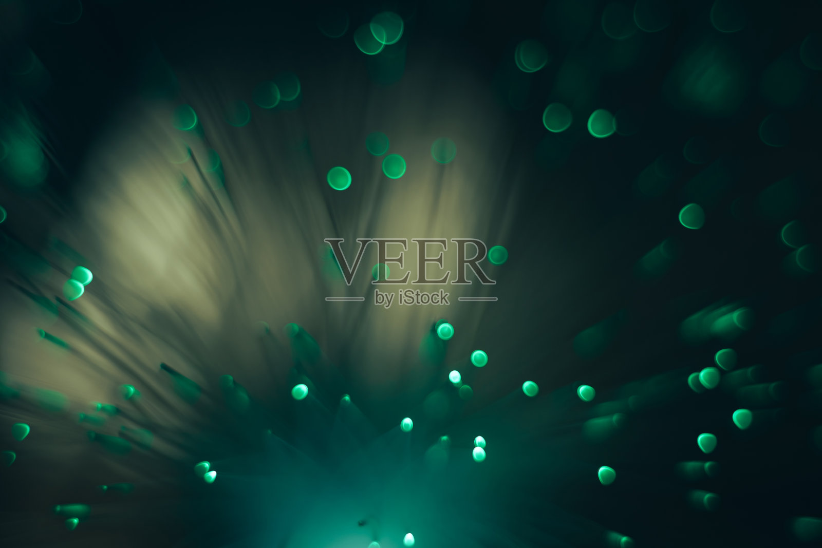 美丽的抽象绿色散景坍缩背景在黑暗中。照片摄影图片