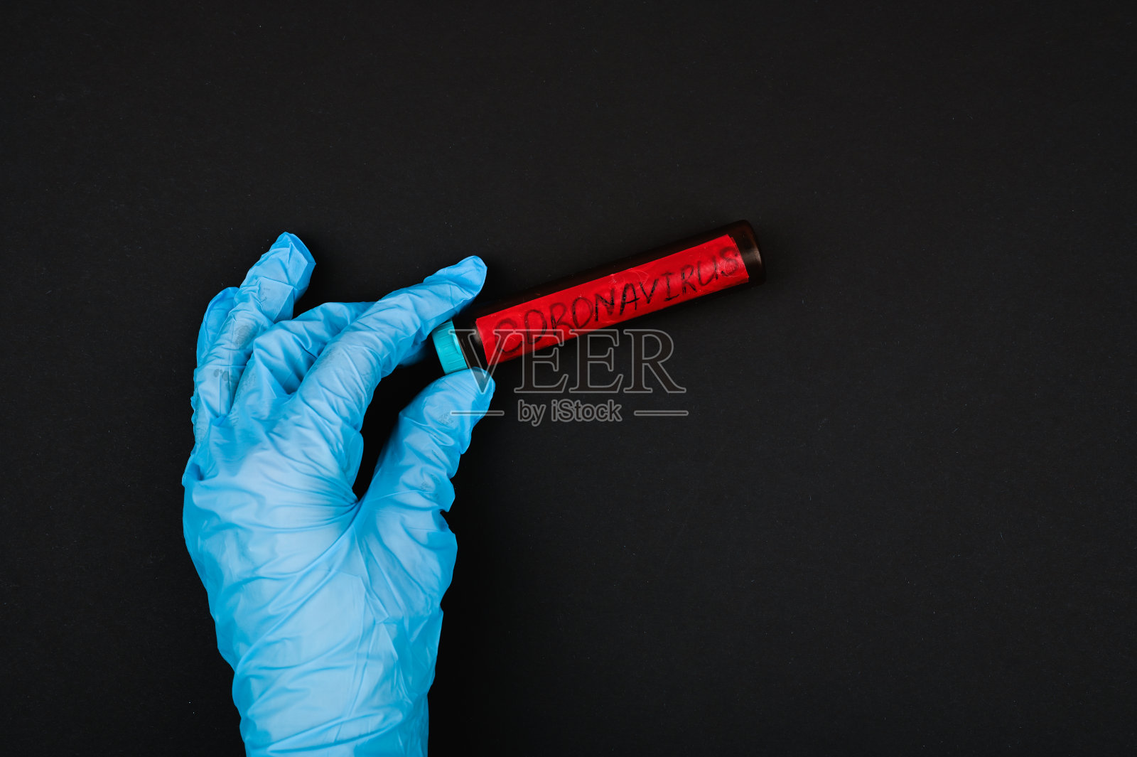 通过活检去除冠状病毒。医生进行血液生化检测以检测冠状病毒。特写镜头。在黑色的背景上。冠状病毒的概念照片摄影图片