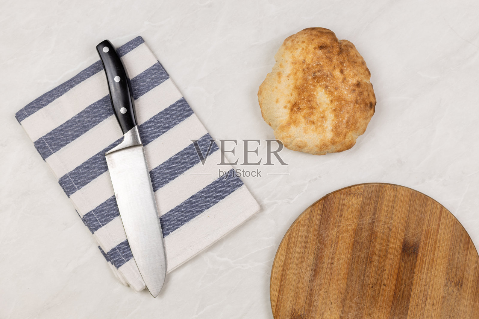 将自制面包平铺在有拷贝空间的木板上照片摄影图片