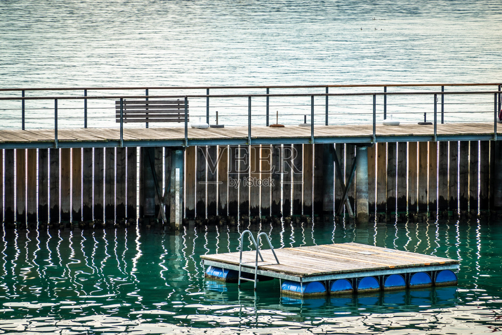 湖边的旧木制防波堤照片摄影图片