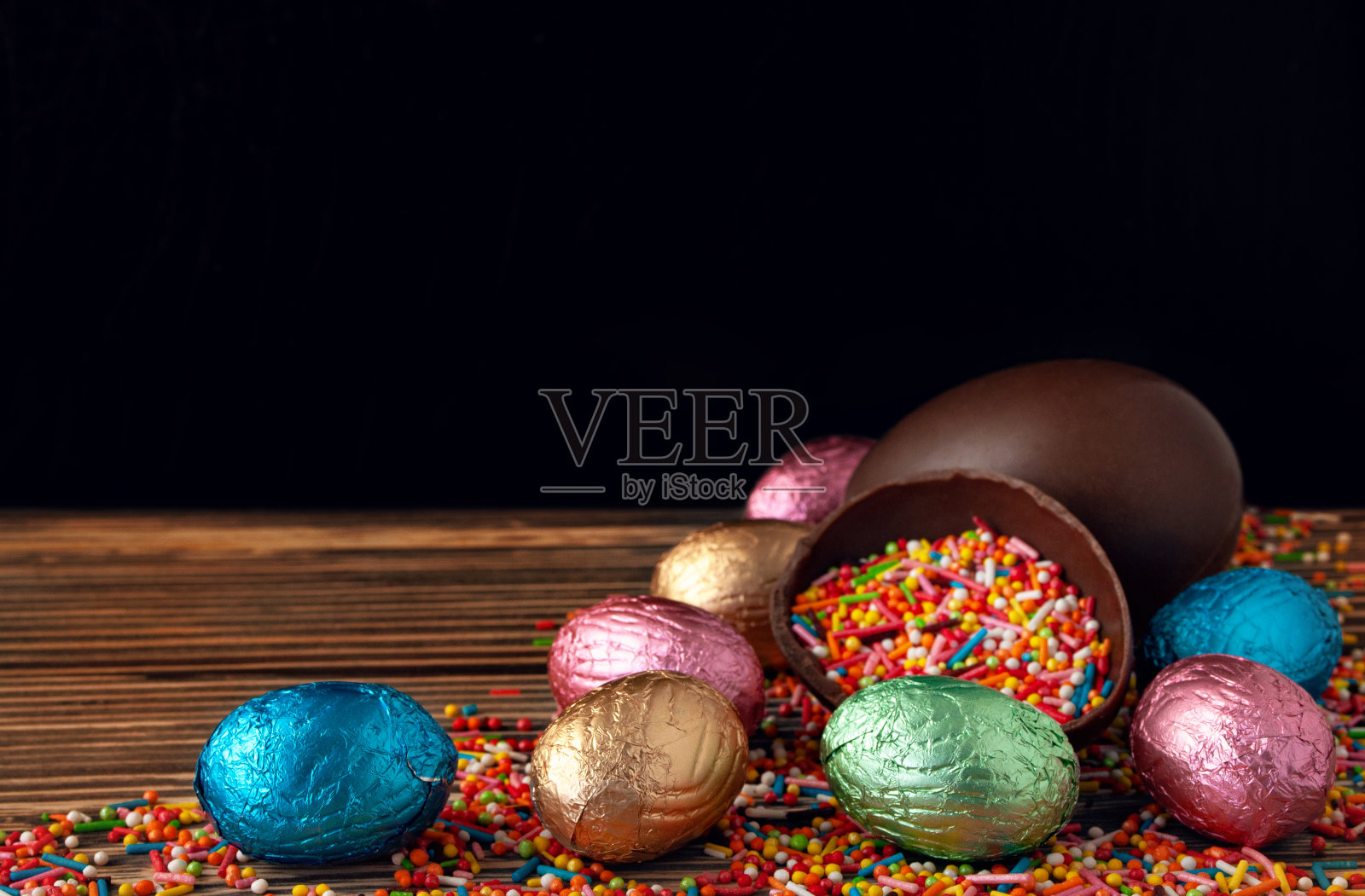 巧克力蛋在锡纸上涂黑照片摄影图片