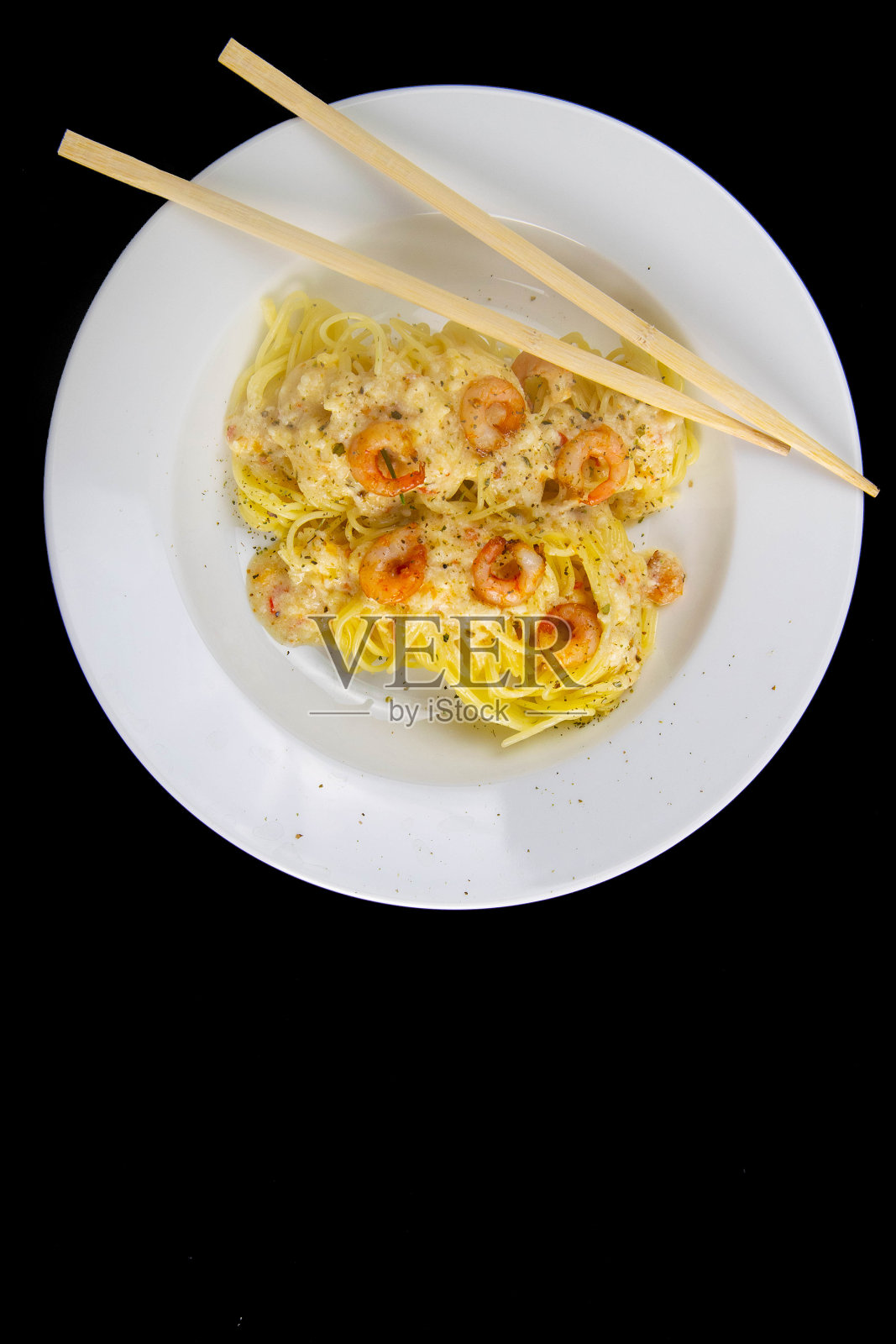 白菜虾面，顶视图面条辛辣与海鲜孤立在黑色背景-剪切路径，顶视图照片摄影图片