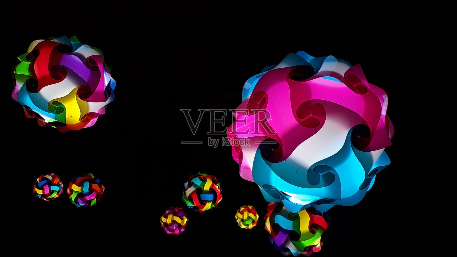 色彩斑斓的电灯照片摄影图片