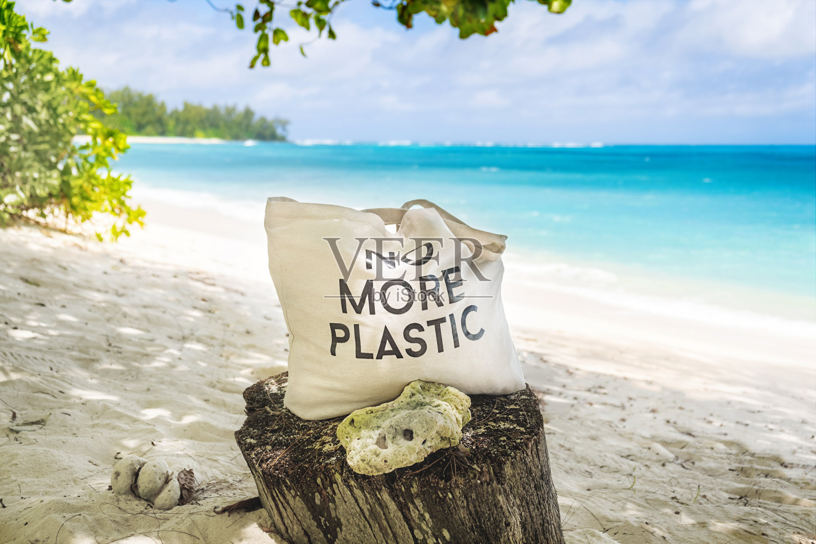 没有更多的塑料环保袋在热带沙滩与蓝色的海洋背景照片摄影图片