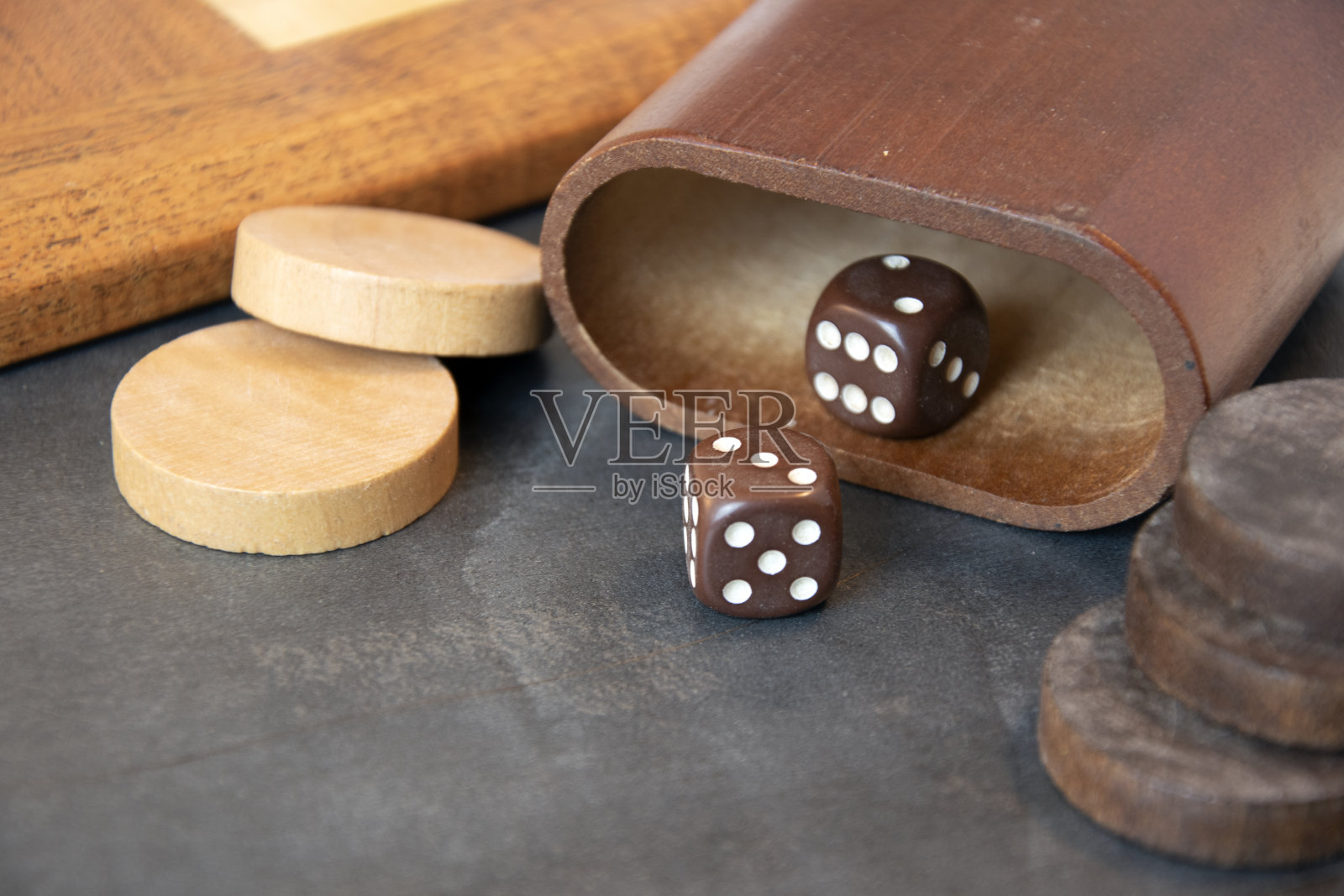 西洋双陆棋棋子和骰子，木制的照片摄影图片