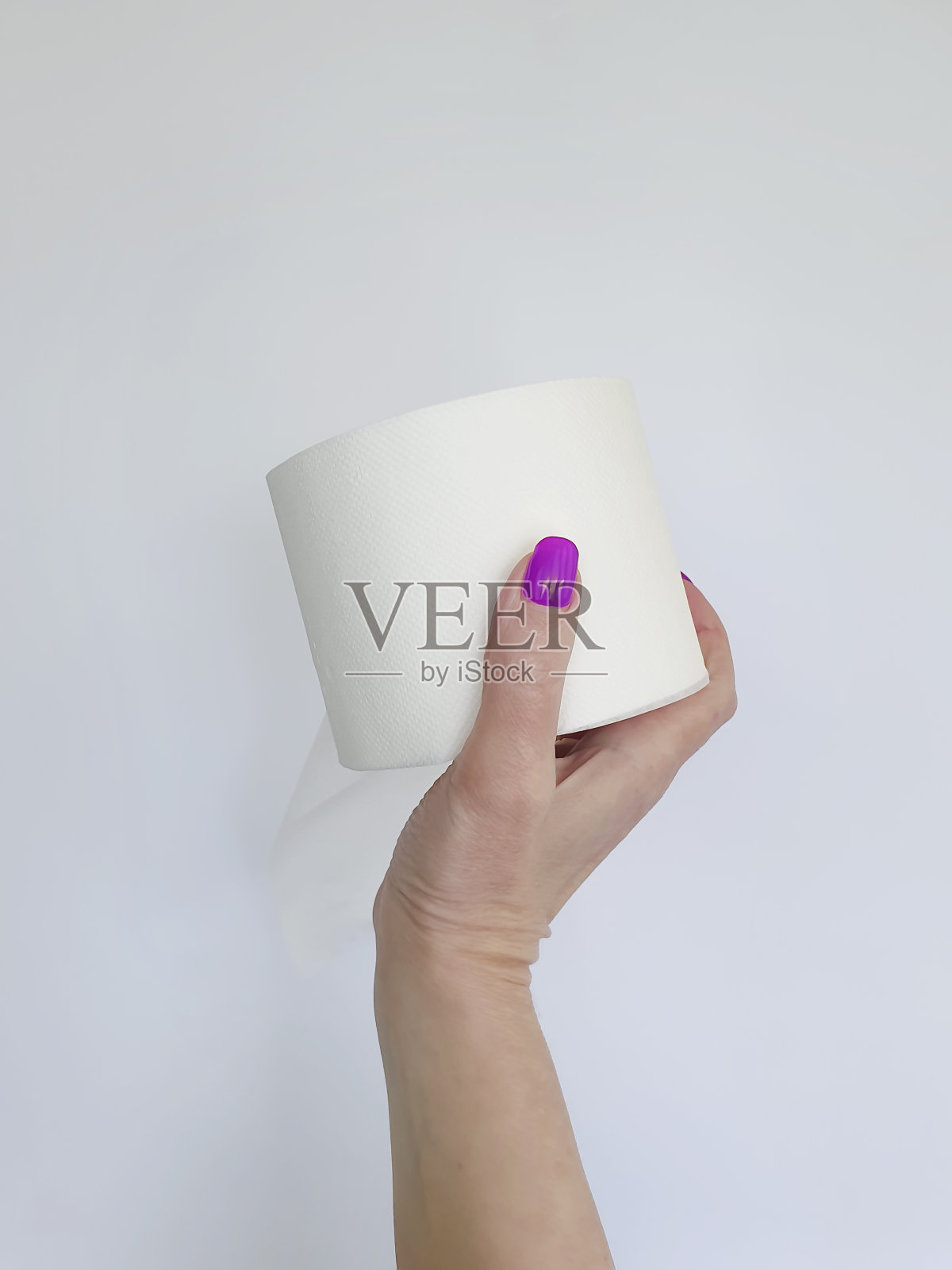 女人手里拿着卫生纸照片摄影图片