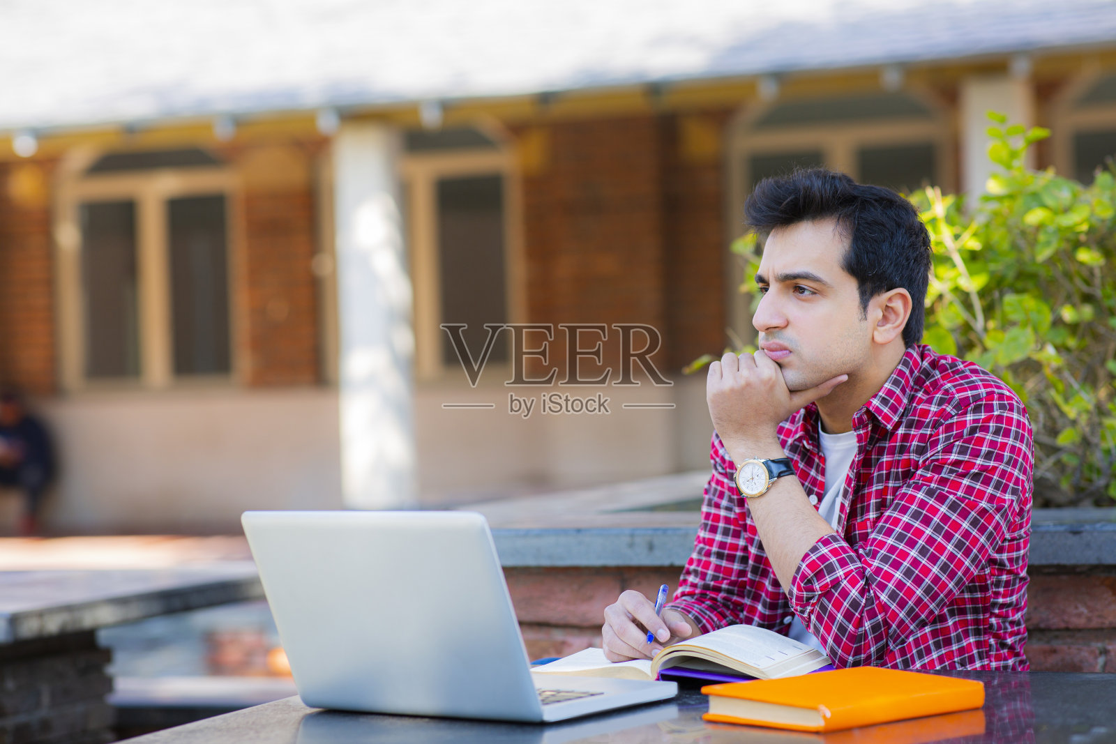 咖啡店里用笔记本电脑的大学生照片摄影图片