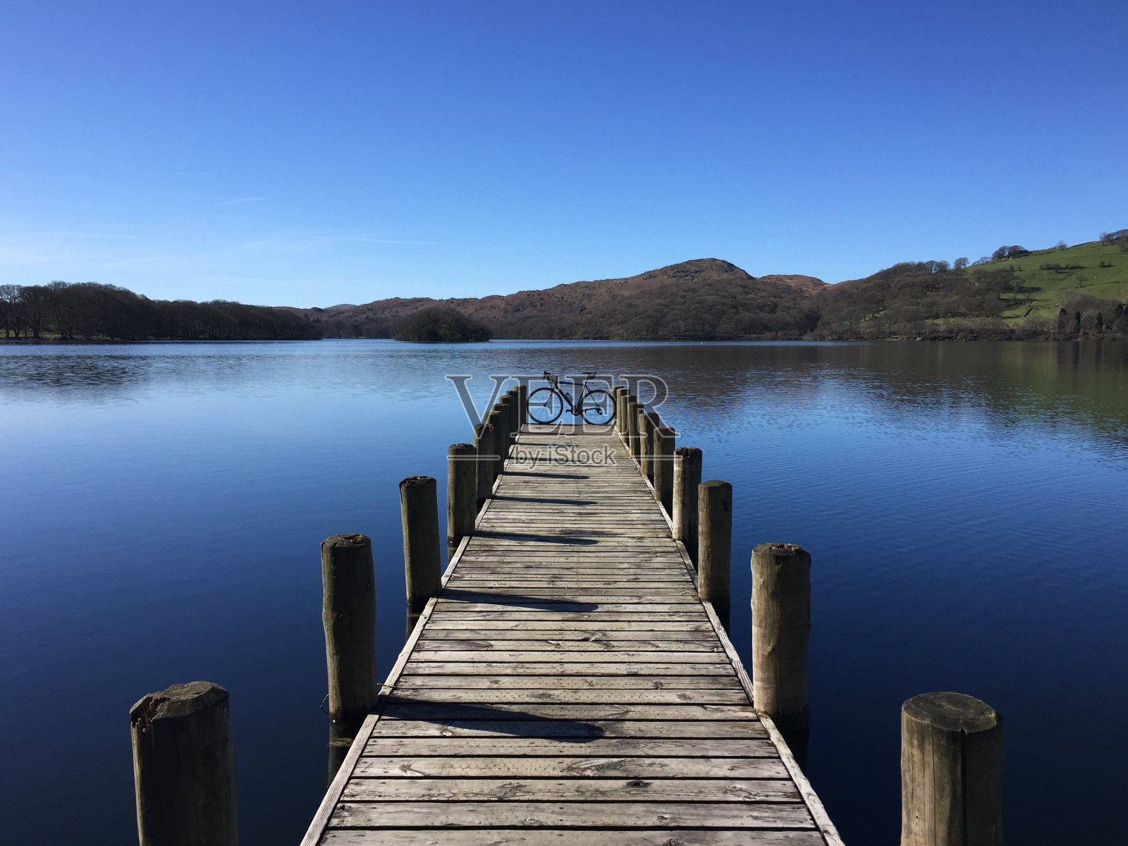 湖码头的自行车照片摄影图片