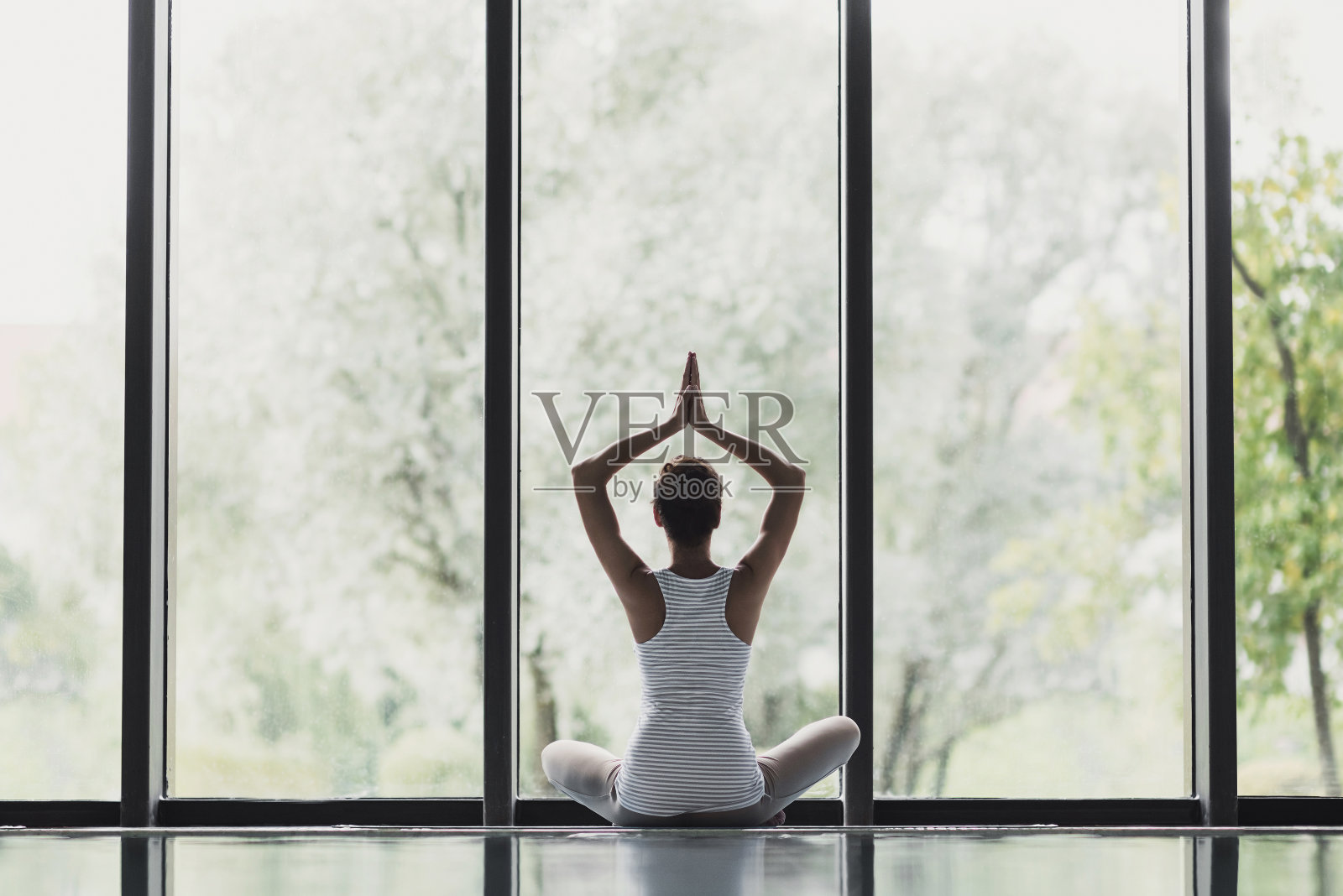 年轻女子在家里冥想和练习瑜伽照片摄影图片