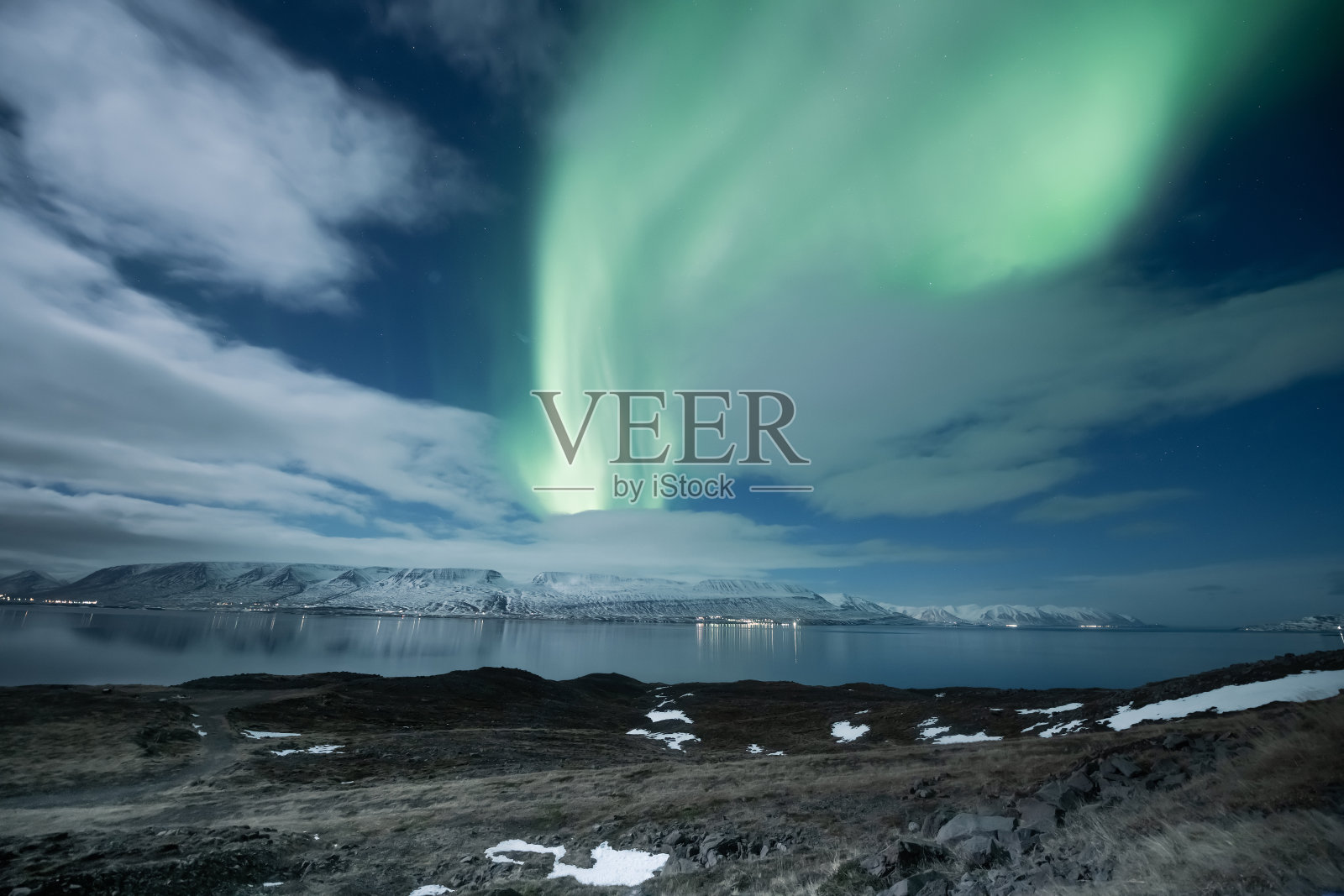 冰岛阿库雷利市上空的北极光照片摄影图片