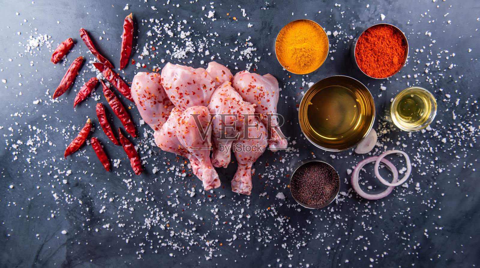 厨房桌上放着生鸡肉。照片摄影图片