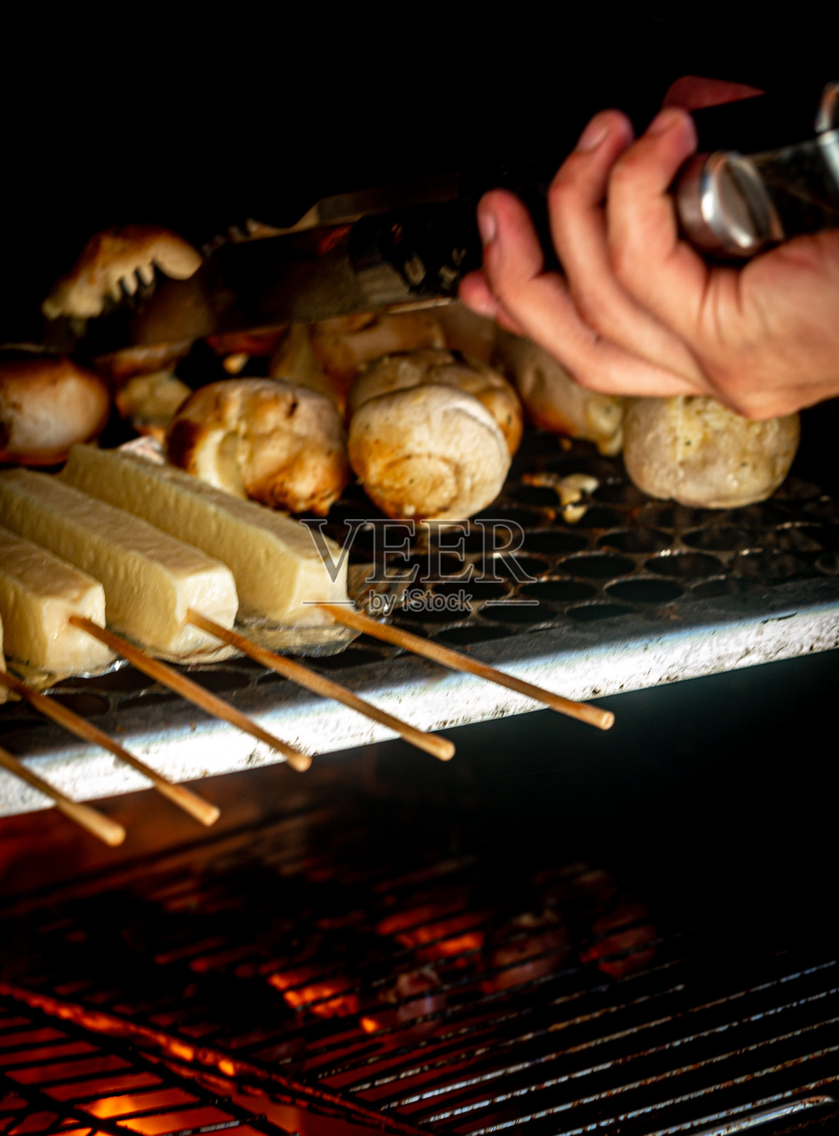 烤炉准备烧烤，将蒜蓉面包放在烤架上，放入烤炉烘烤照片摄影图片