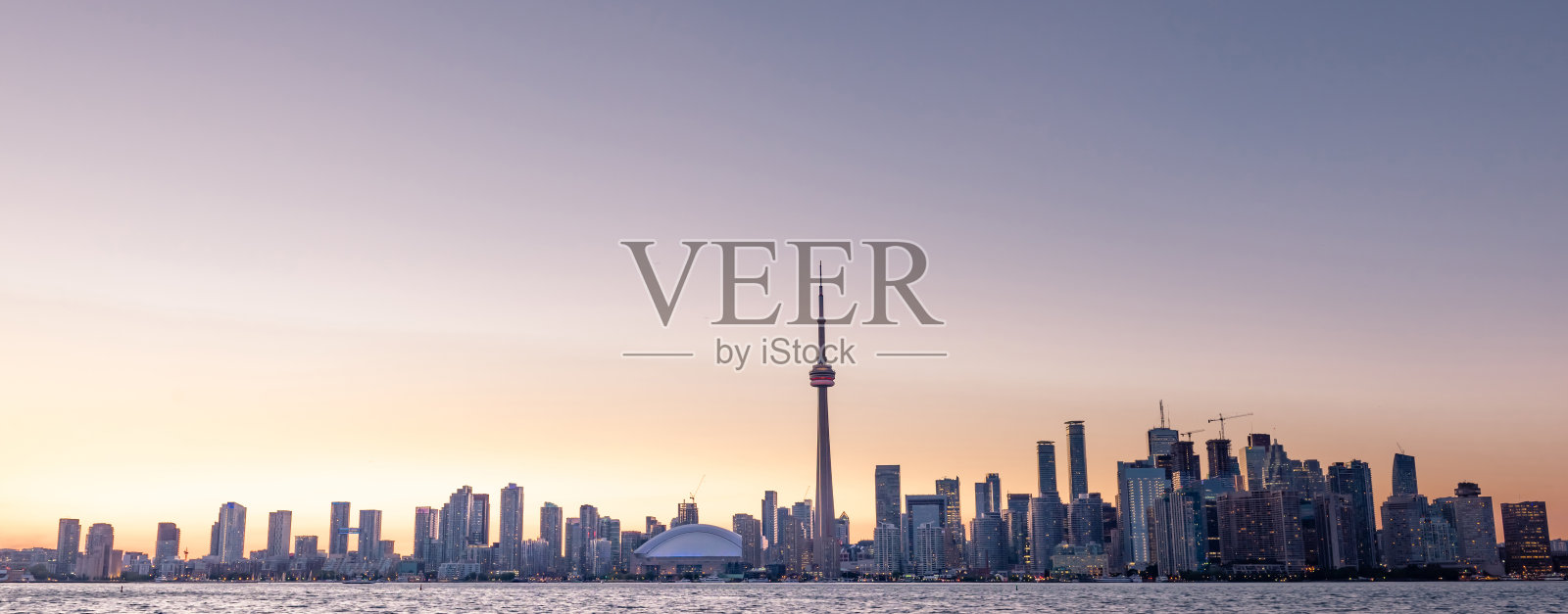 日落时分的多伦多城市天际线，加拿大安大略省照片摄影图片