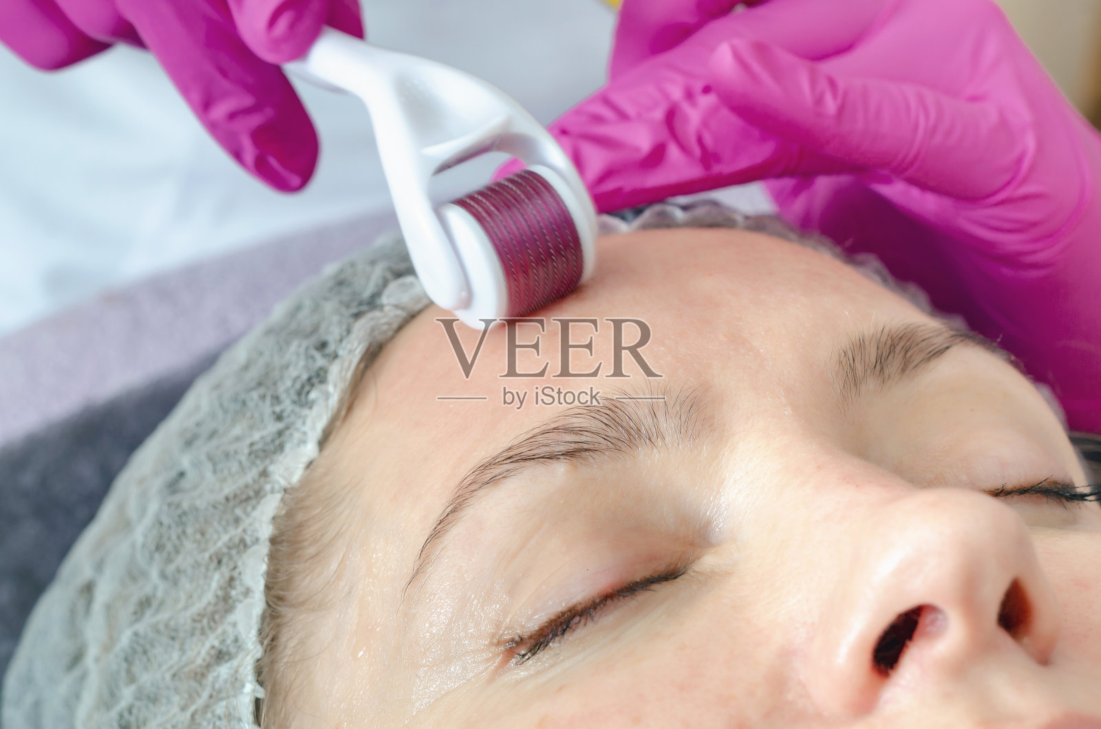 美容师使用中观摩托车进行面部按摩。蠕虫照片摄影图片