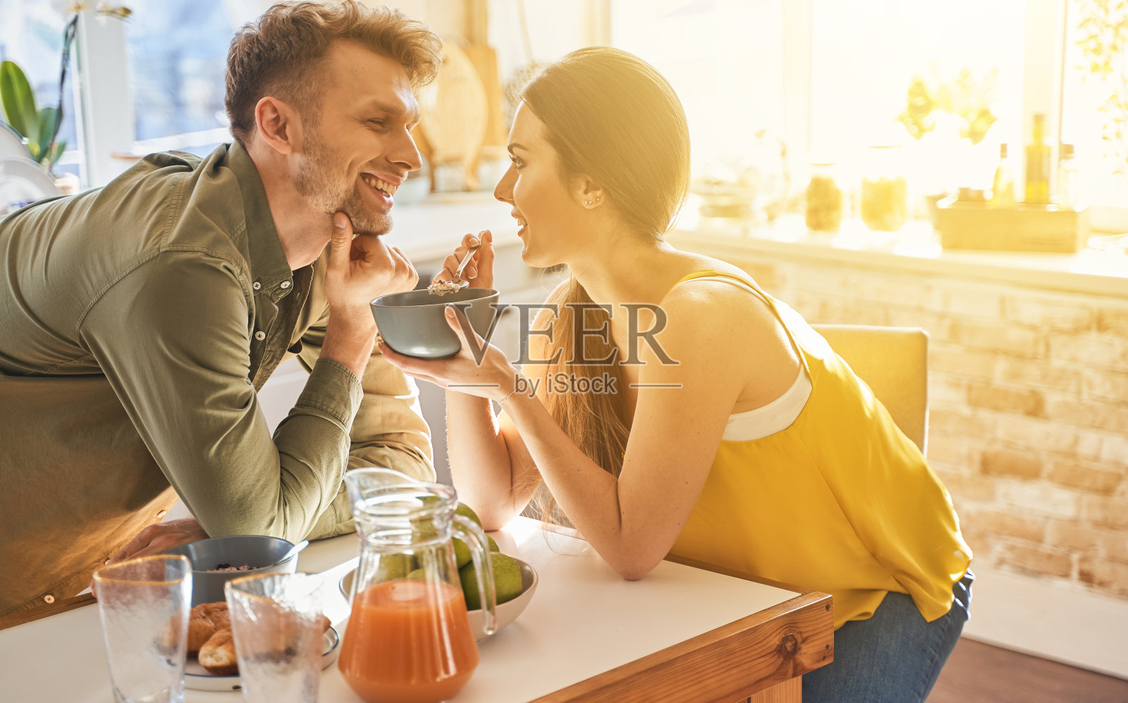 兴高采烈的年轻人正在家里享用早餐照片摄影图片