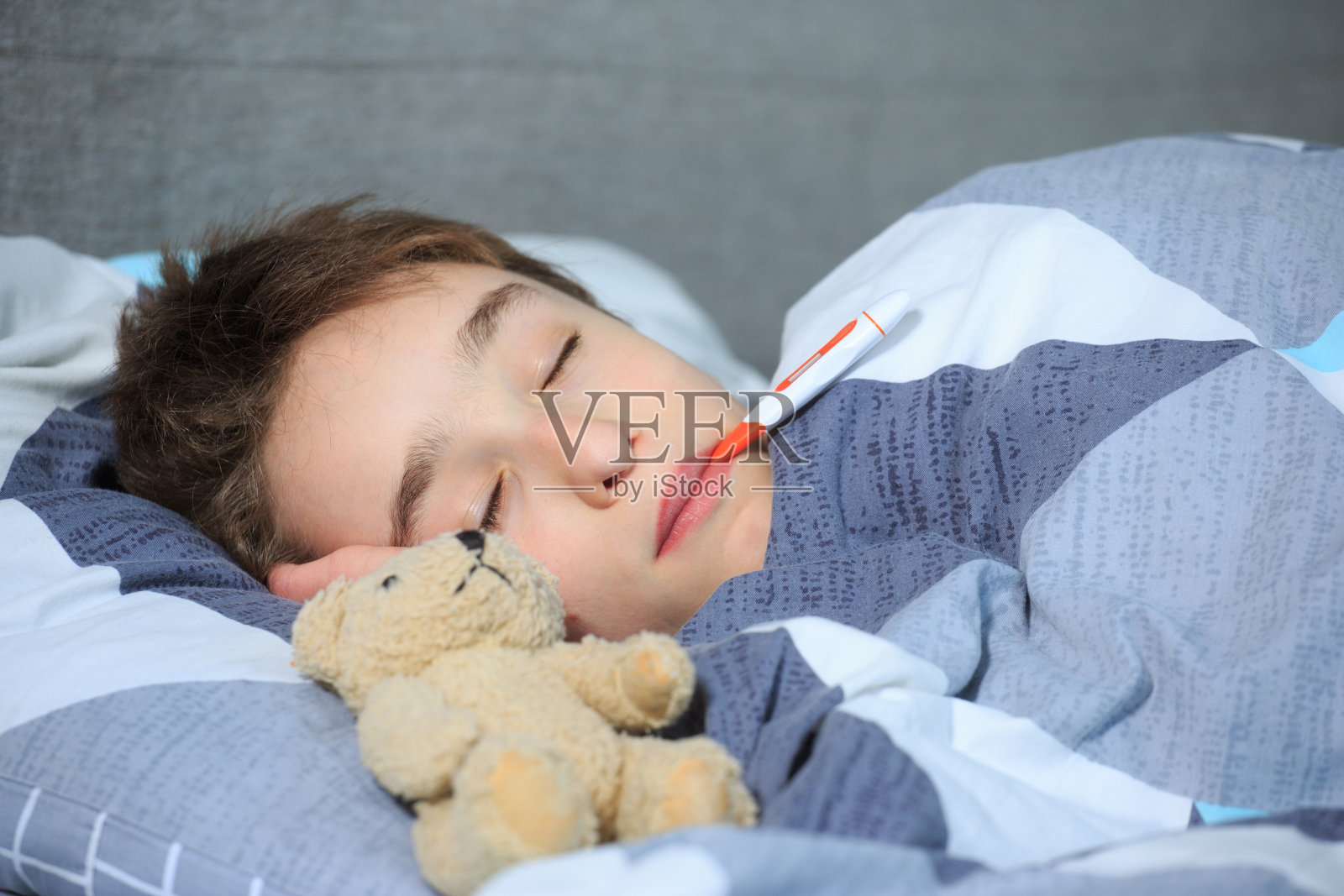 流感和发烧，生病的孩子，生病的孩子躺在床上照片摄影图片