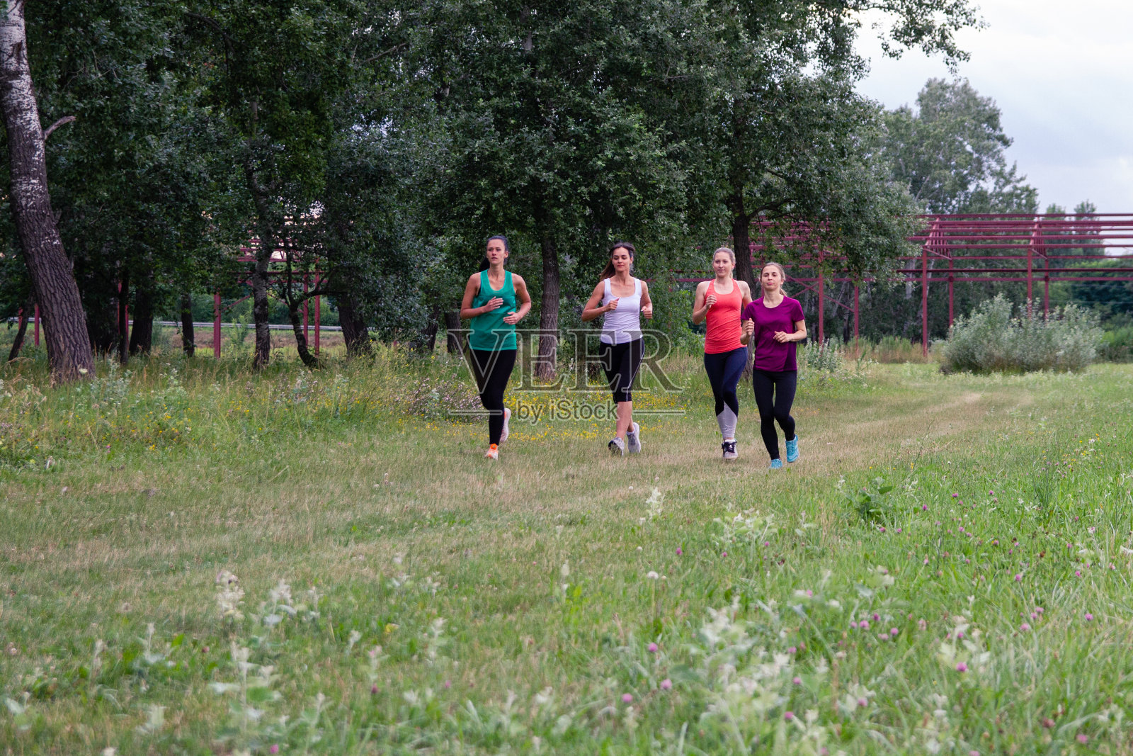 一群女人一起慢跑照片摄影图片