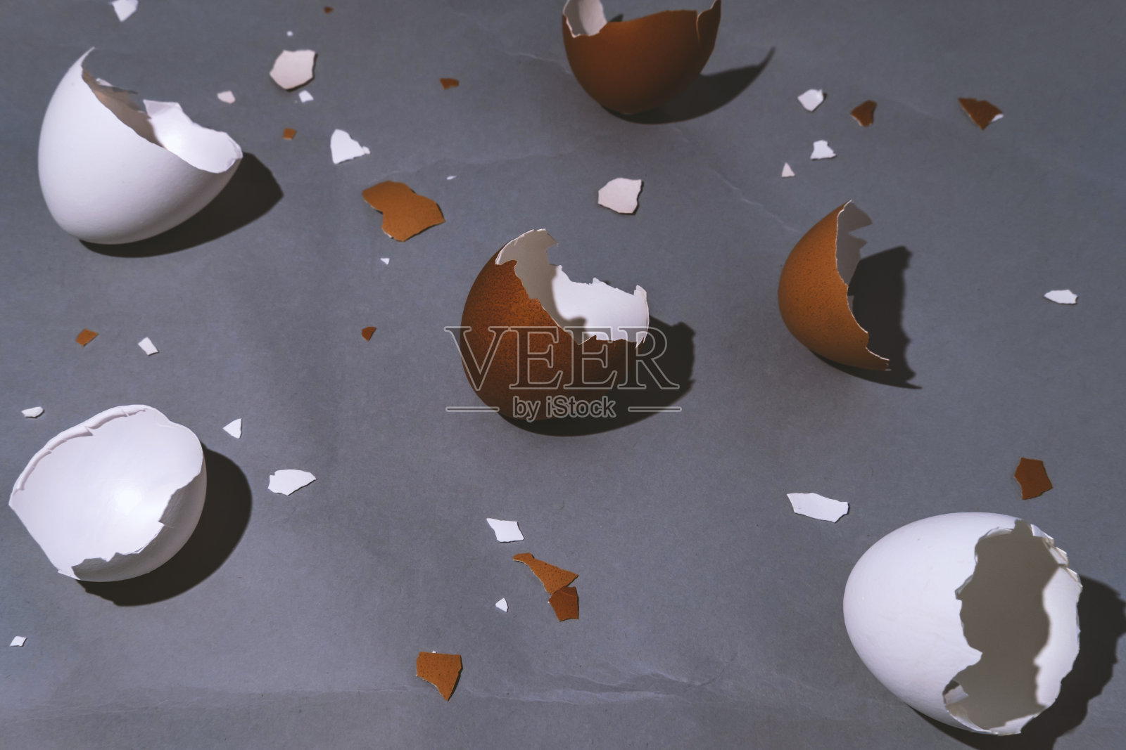 复活节彩蛋和蛋壳照片摄影图片