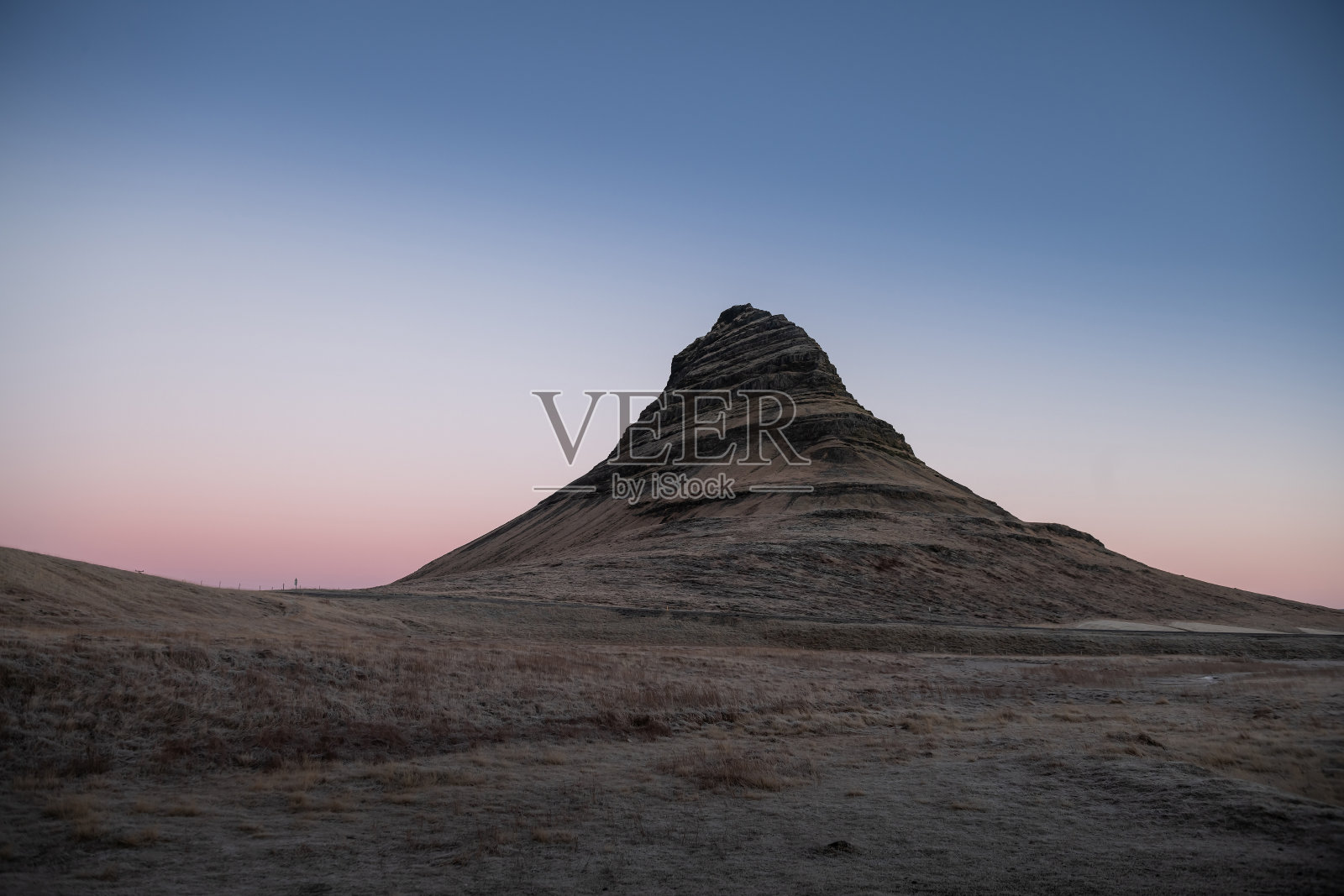 位于Snæfellsnes半岛的kirkjufell瀑布照片摄影图片