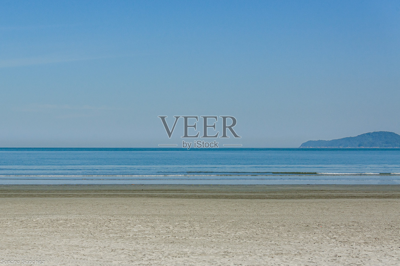 阳光明媚的海滩照片摄影图片