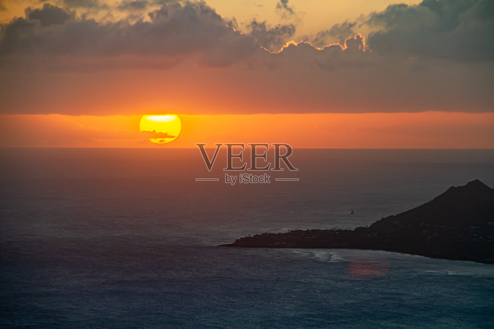 从山顶上俯瞰夏威夷瓦胡岛的日落，海德在远处。照片摄影图片