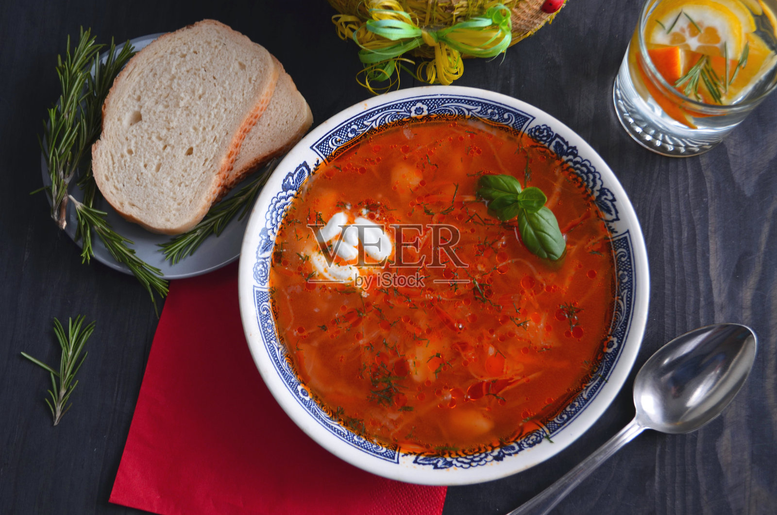 传统的俄罗斯和乌克兰罗宋汤，黑色背景下的红色汤和面包。罗宋汤配肉，酸奶油和莳萝。复制空间开销照片摄影图片