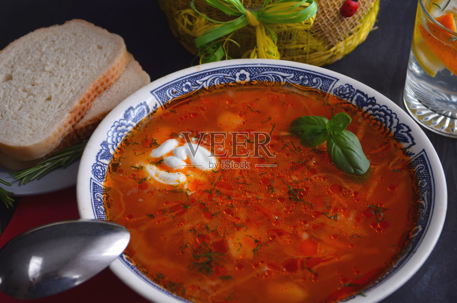 传统的俄罗斯和乌克兰罗宋汤，黑色背景下的红色汤和面包。罗宋汤配肉，酸奶油和莳萝。复制空间开销照片摄影图片