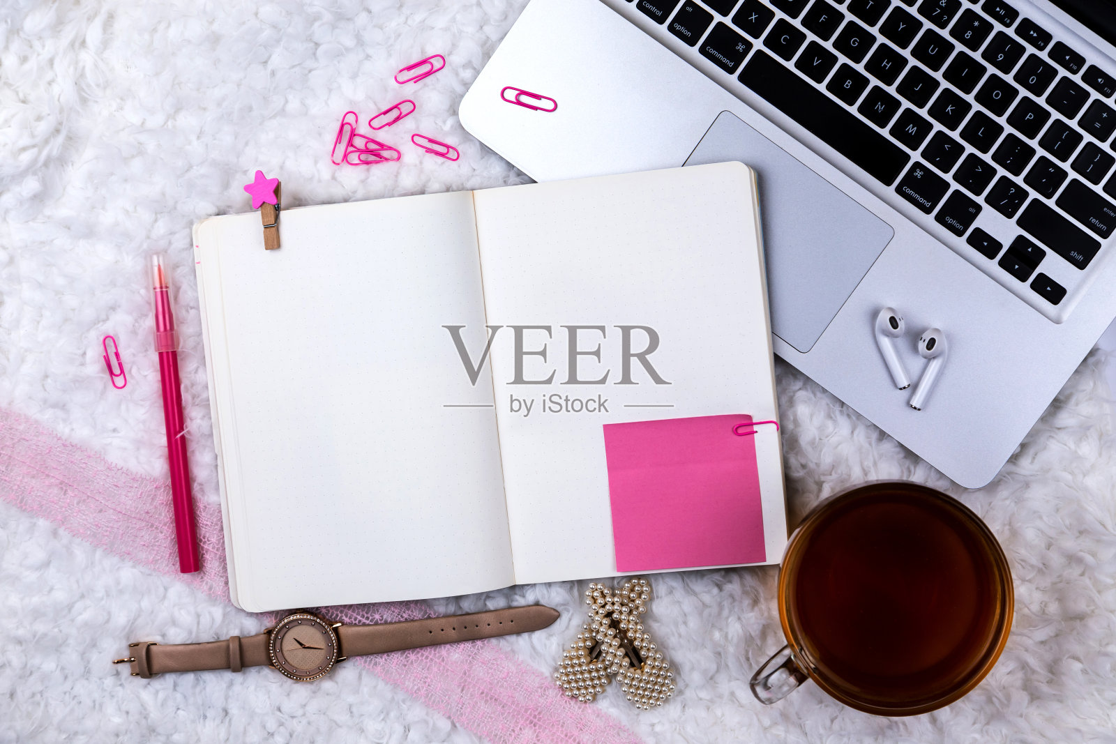 家庭办公室办公桌工作与笔记本电脑和茶杯在白色的背景。平铺、顶视图女老板工作的经营理念。国内对冠状病毒隔离的工作理念照片摄影图片