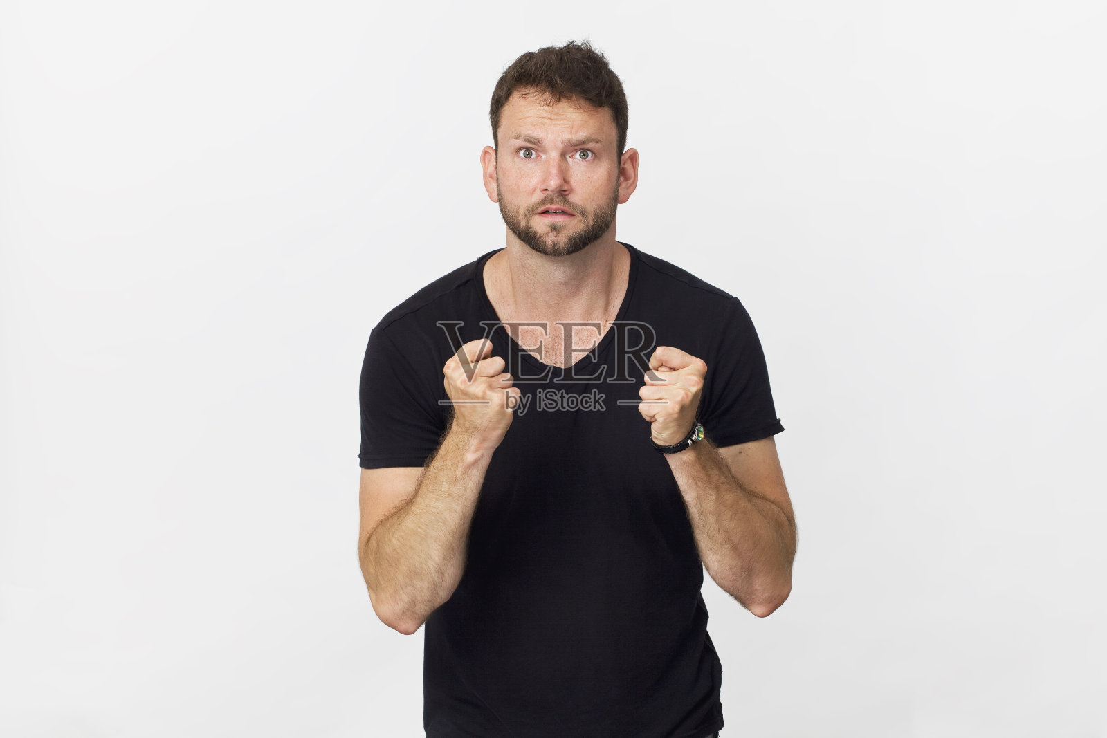 拥有迷人外表的微笑积极的男性希望在白色背景下摆出好运的姿势照片摄影图片