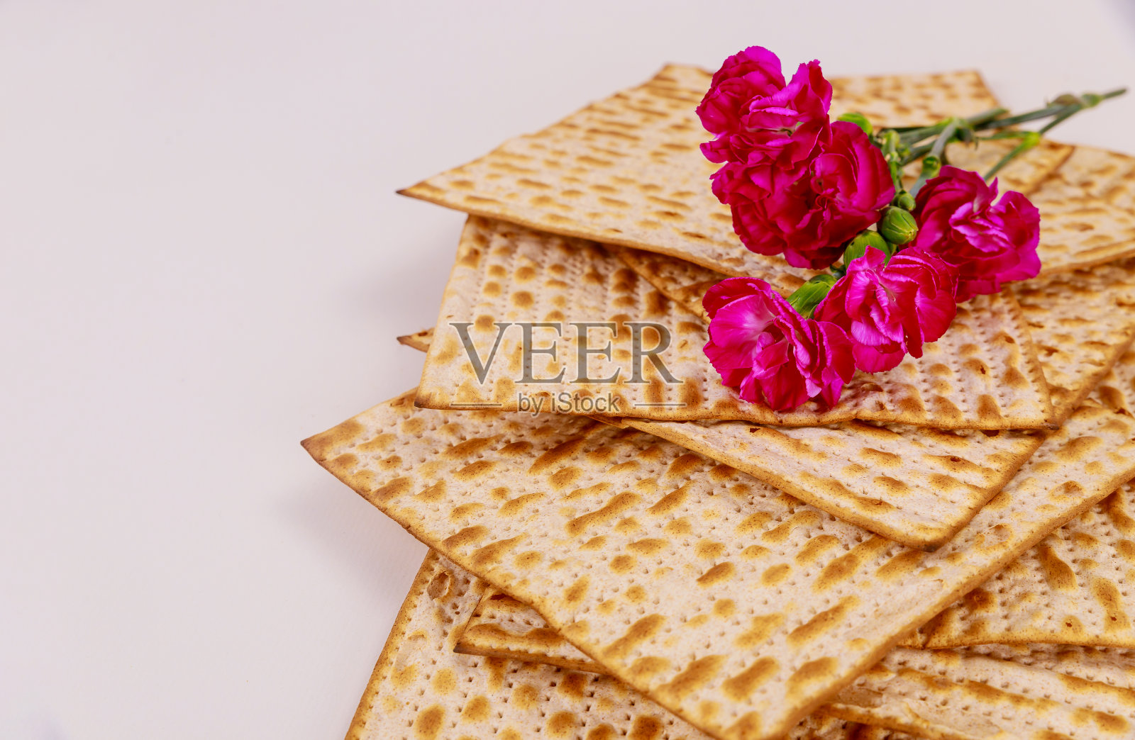 粉色鲜花与无酵饼，犹太逾越节假日概念照片摄影图片