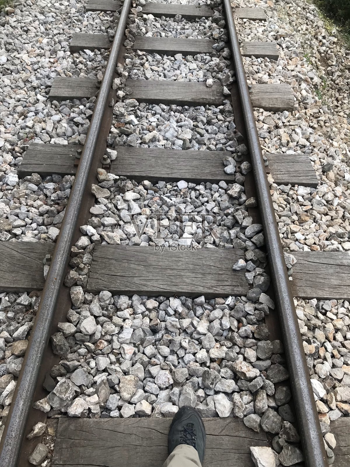 希腊铁路上的单脚徒步靴照片摄影图片