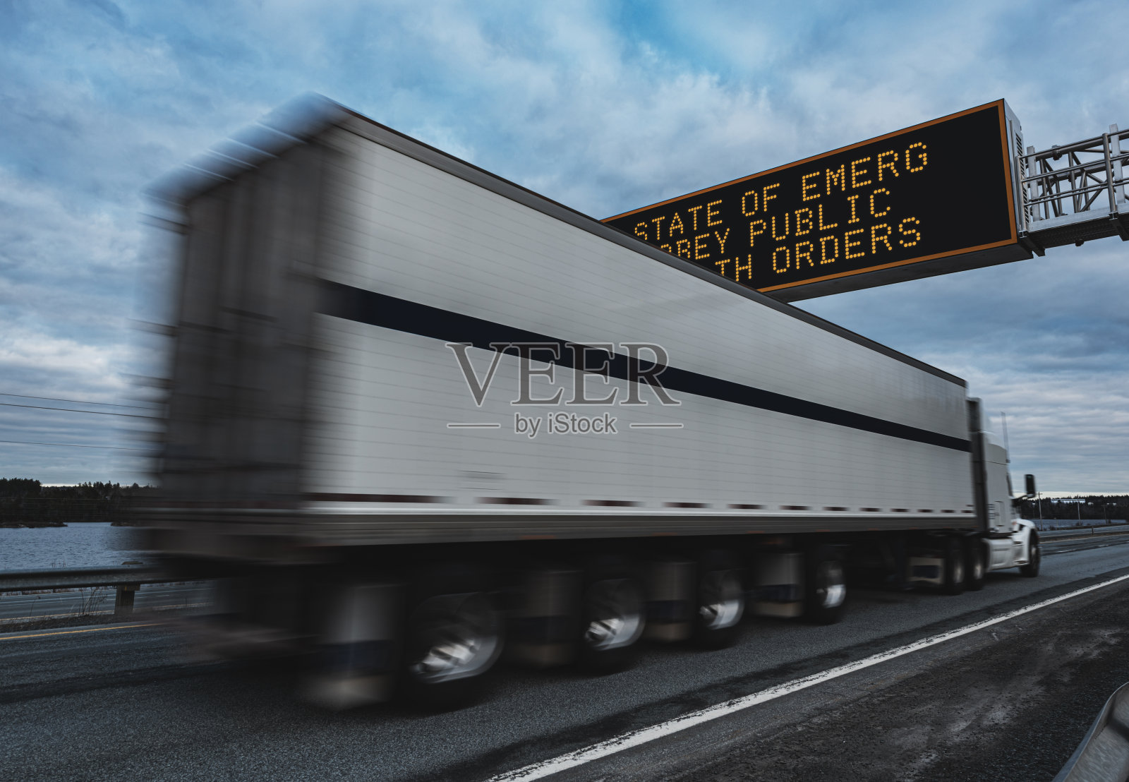 紧急状态下的卡车运输照片摄影图片