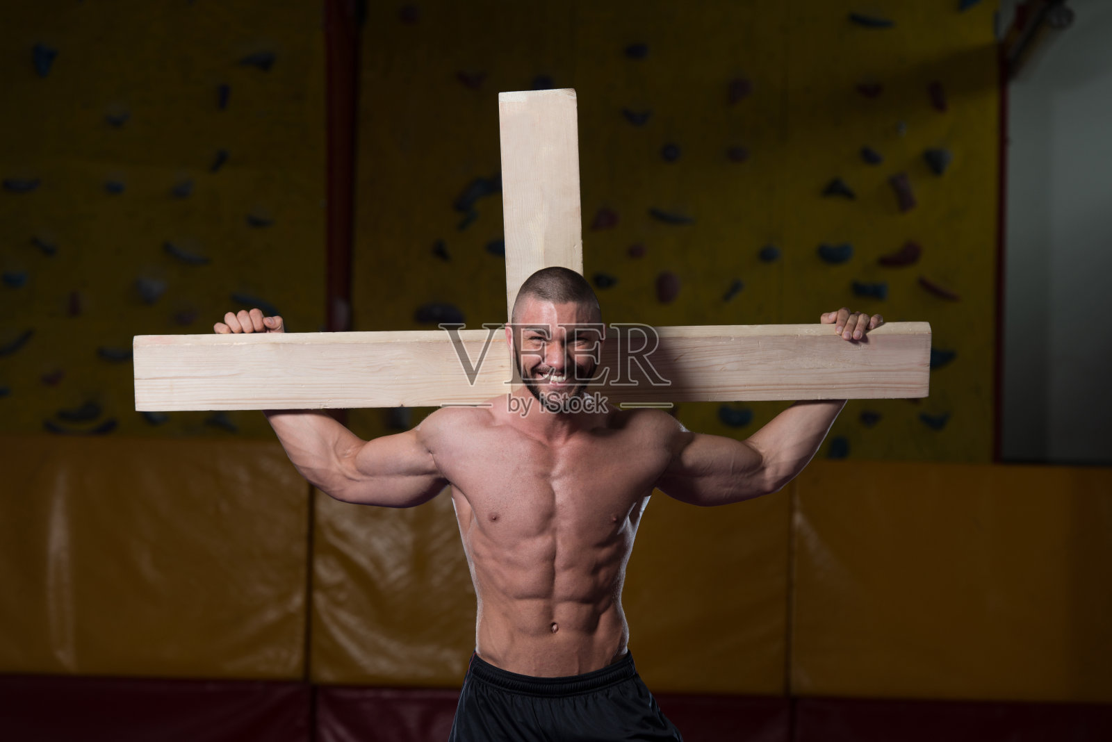 拖着木十字架的健美运动员照片摄影图片