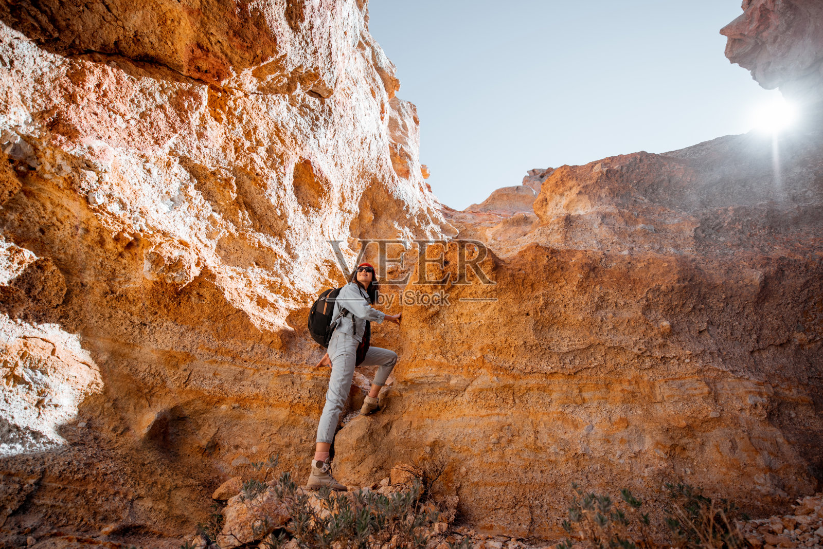 特内里费岛上的岩石景观和游客照片摄影图片
