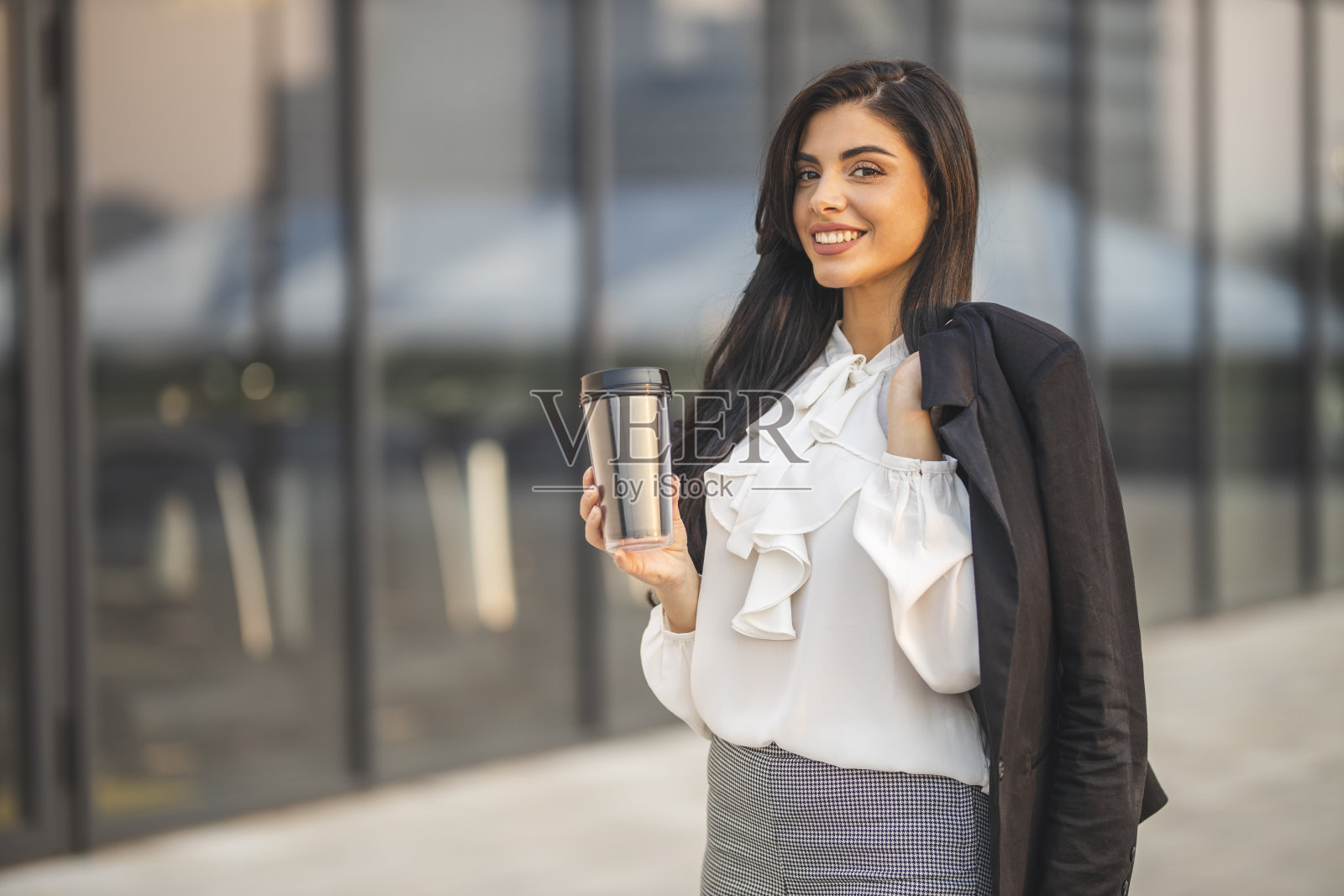 年轻的女商人在户外喝咖啡照片摄影图片