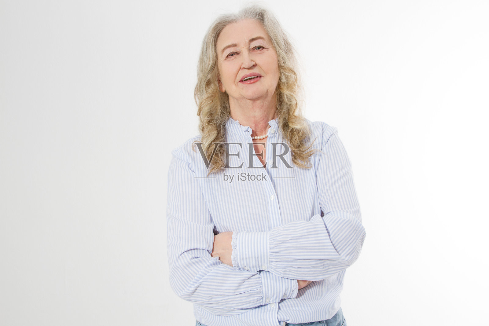 幸福的妇女双臂交叉孤立在白色的背景。积极的老年人生活生活和欧洲老年美容护理。皱纹的脸。本空间照片摄影图片