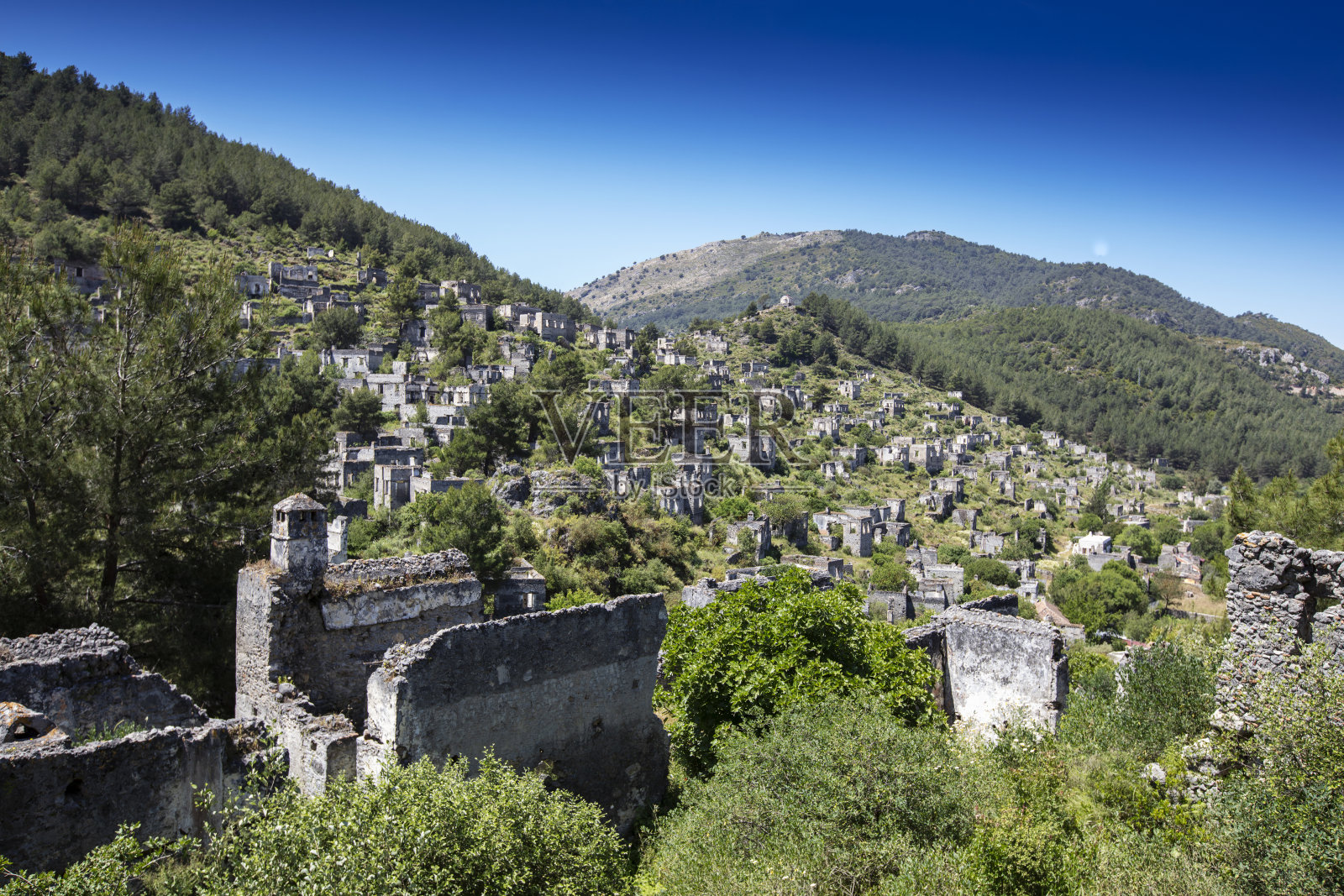土耳其穆格拉Fethiye Kayakoy历史上的利西亚村。鬼城Kayakoy，古代被称为Lebessos和Lebessis。废弃的希腊和土耳其村庄。照片摄影图片