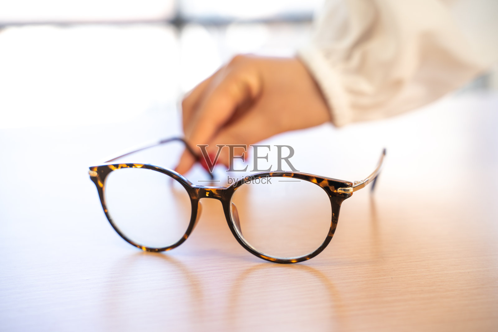 秘书戴的眼镜照片摄影图片