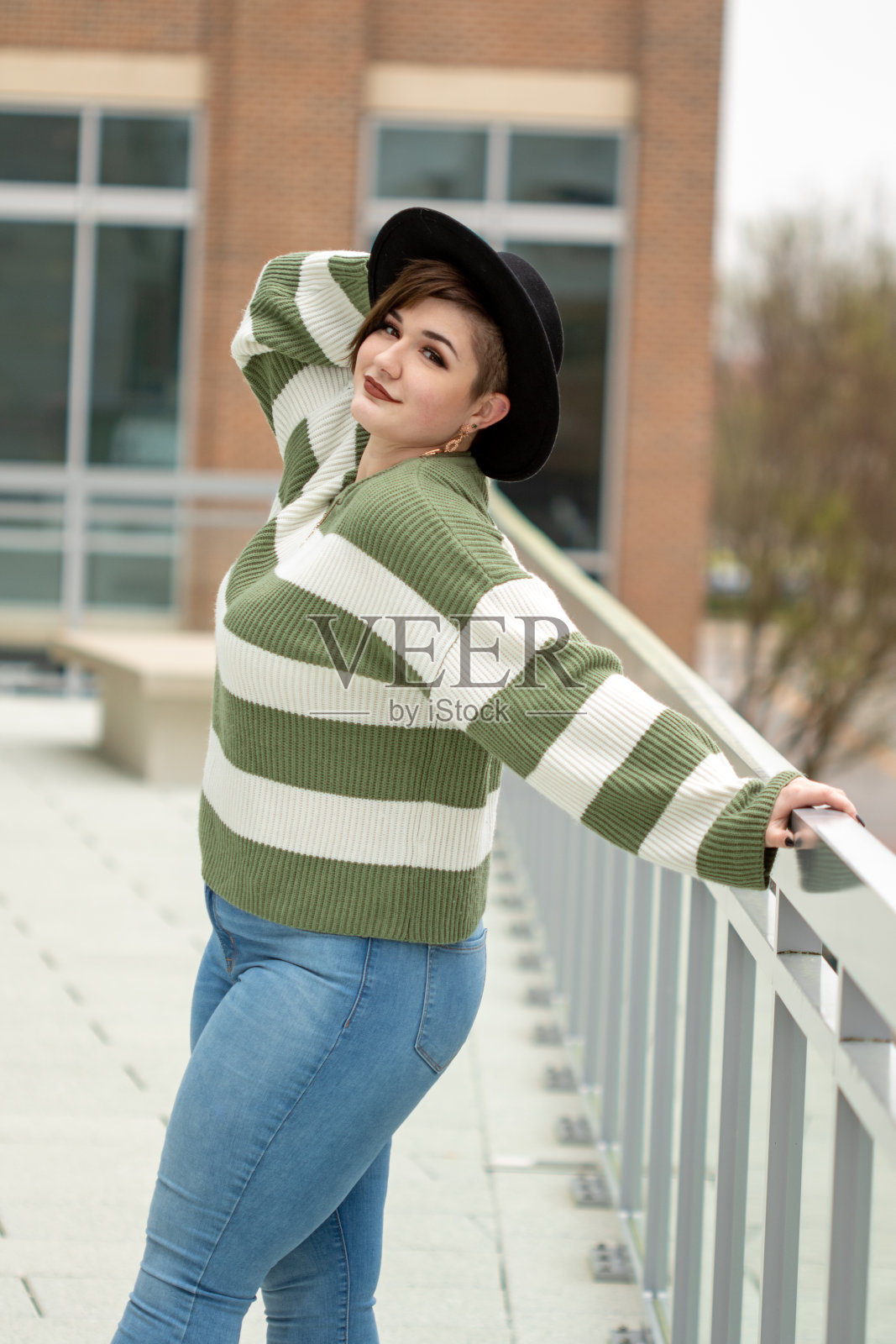 一个女人的户外肖像照片摄影图片