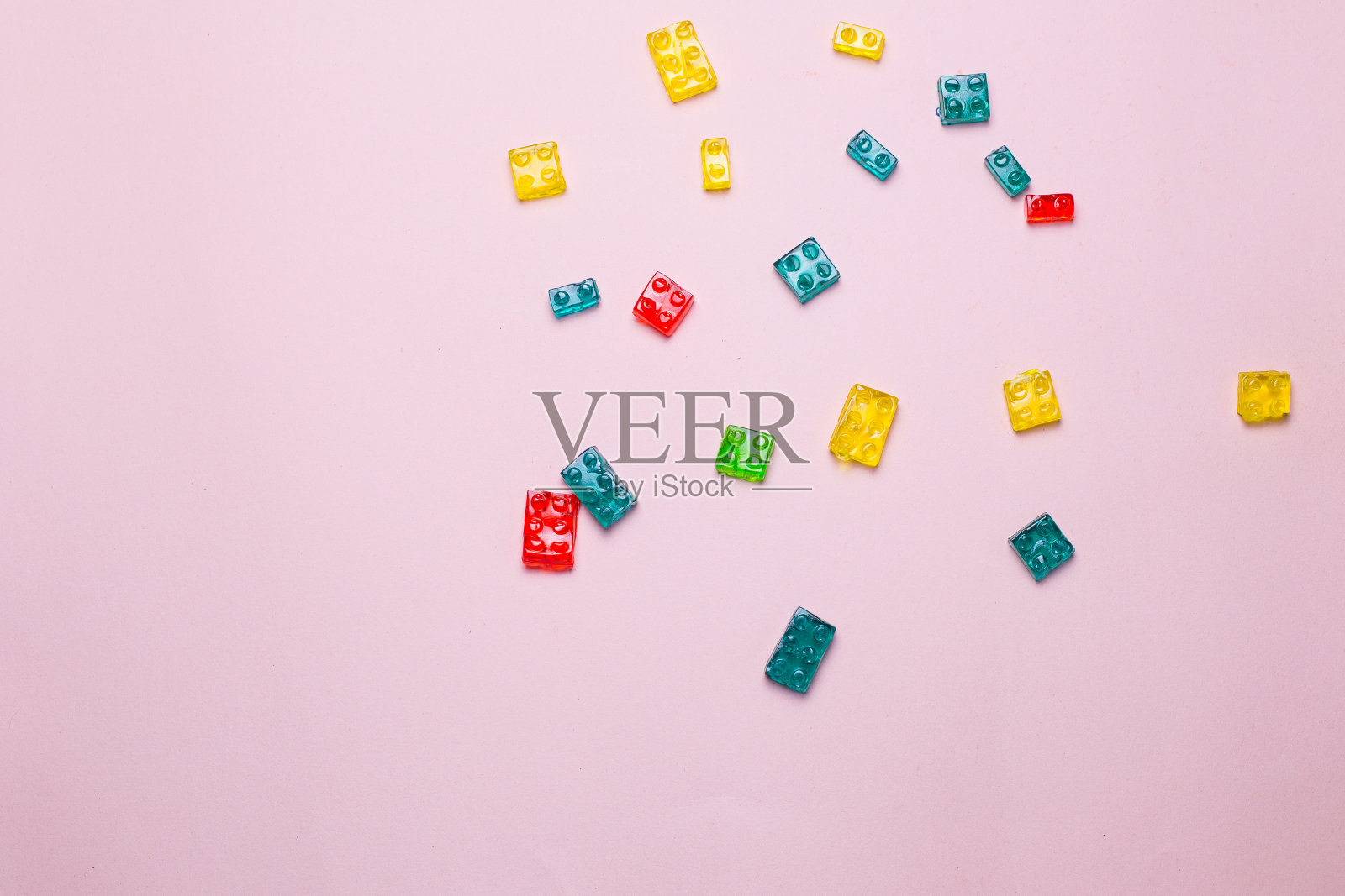 多色的果酱糖果在粉红色的背景照片摄影图片