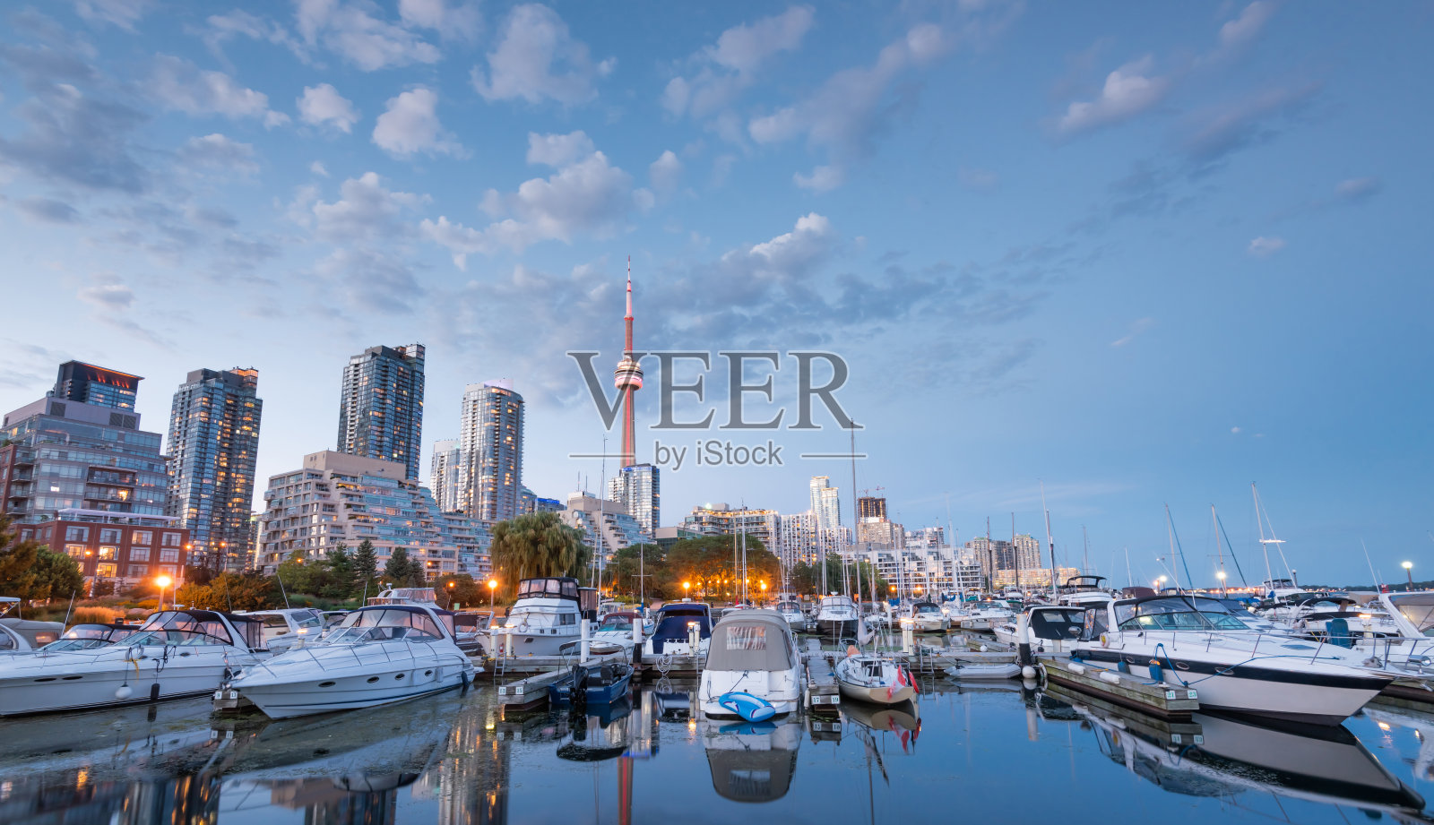 多伦多城市天际线在晚上从码头西，加拿大安大略省照片摄影图片