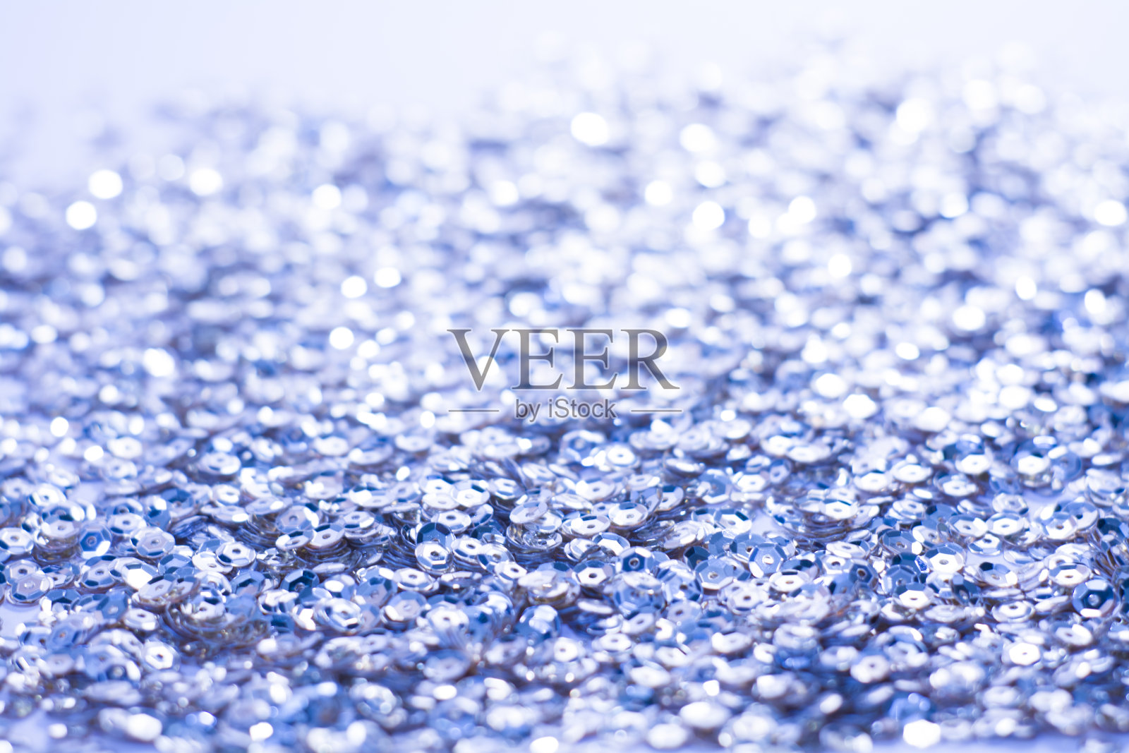 白色和蓝色的散景，灯光。丰富多彩的节日背景。照片摄影图片