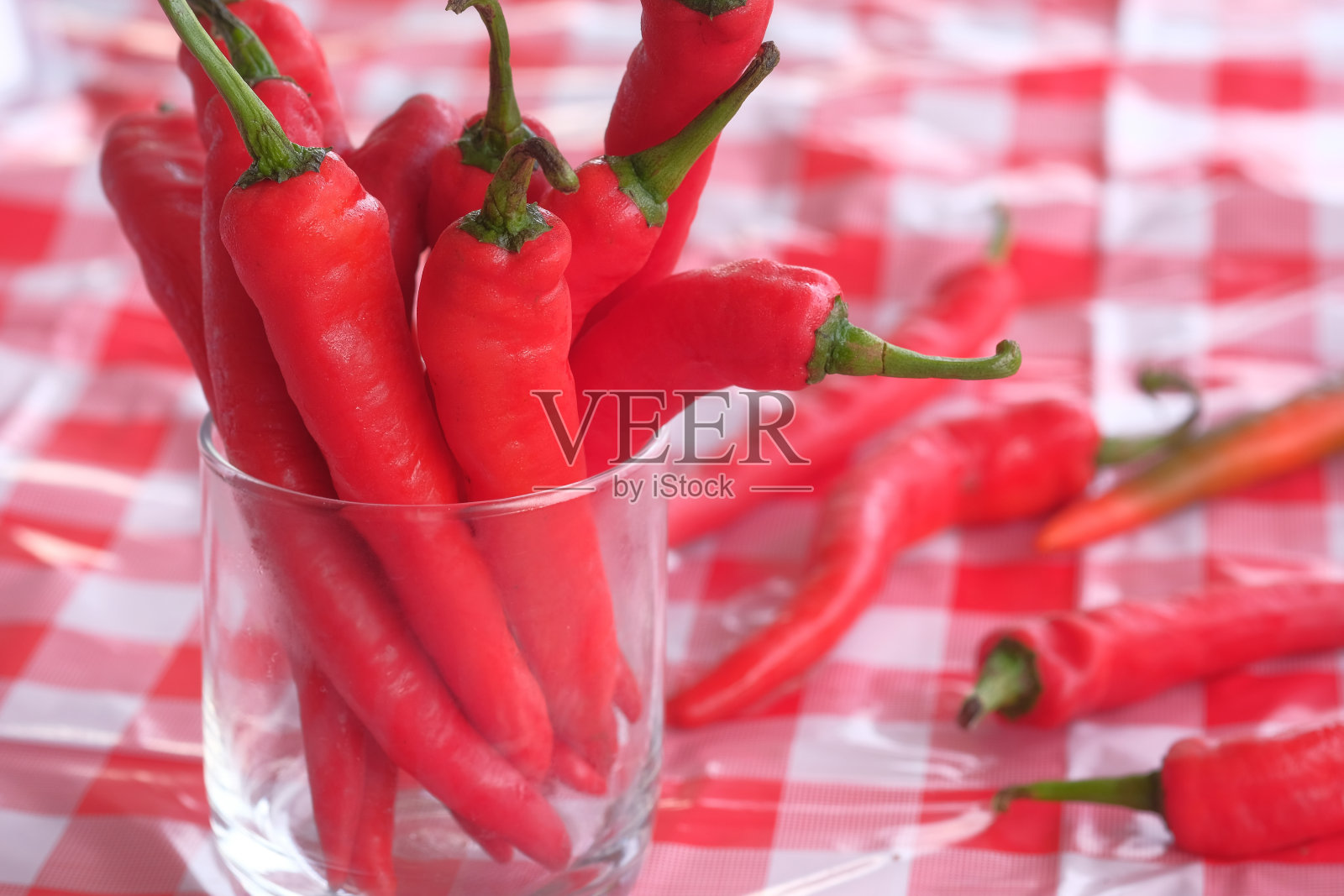 台布隔离红辣椒，俯视照片摄影图片