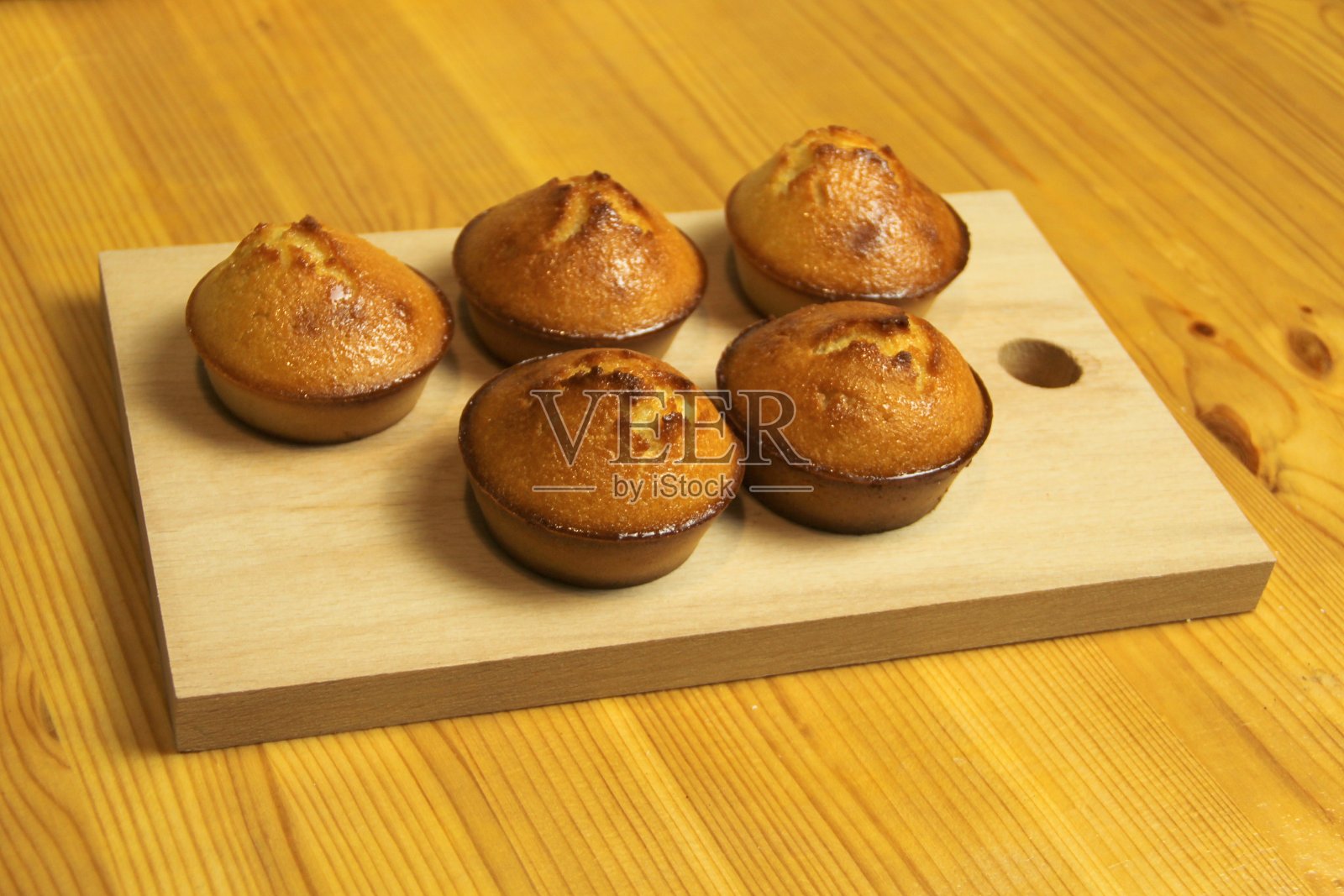 五块金色的馅饼放在木板上放在一张木桌上照片摄影图片